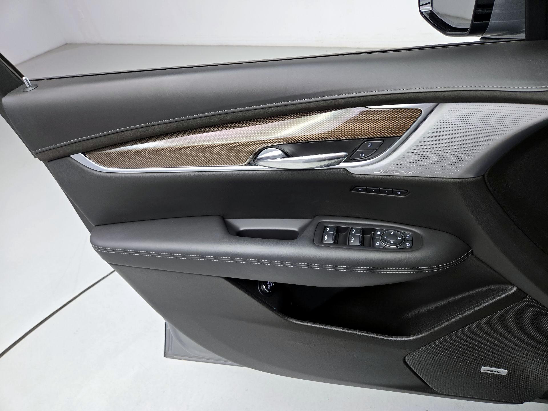 Thumbnail: 2024 Cadillac XT6 - 12