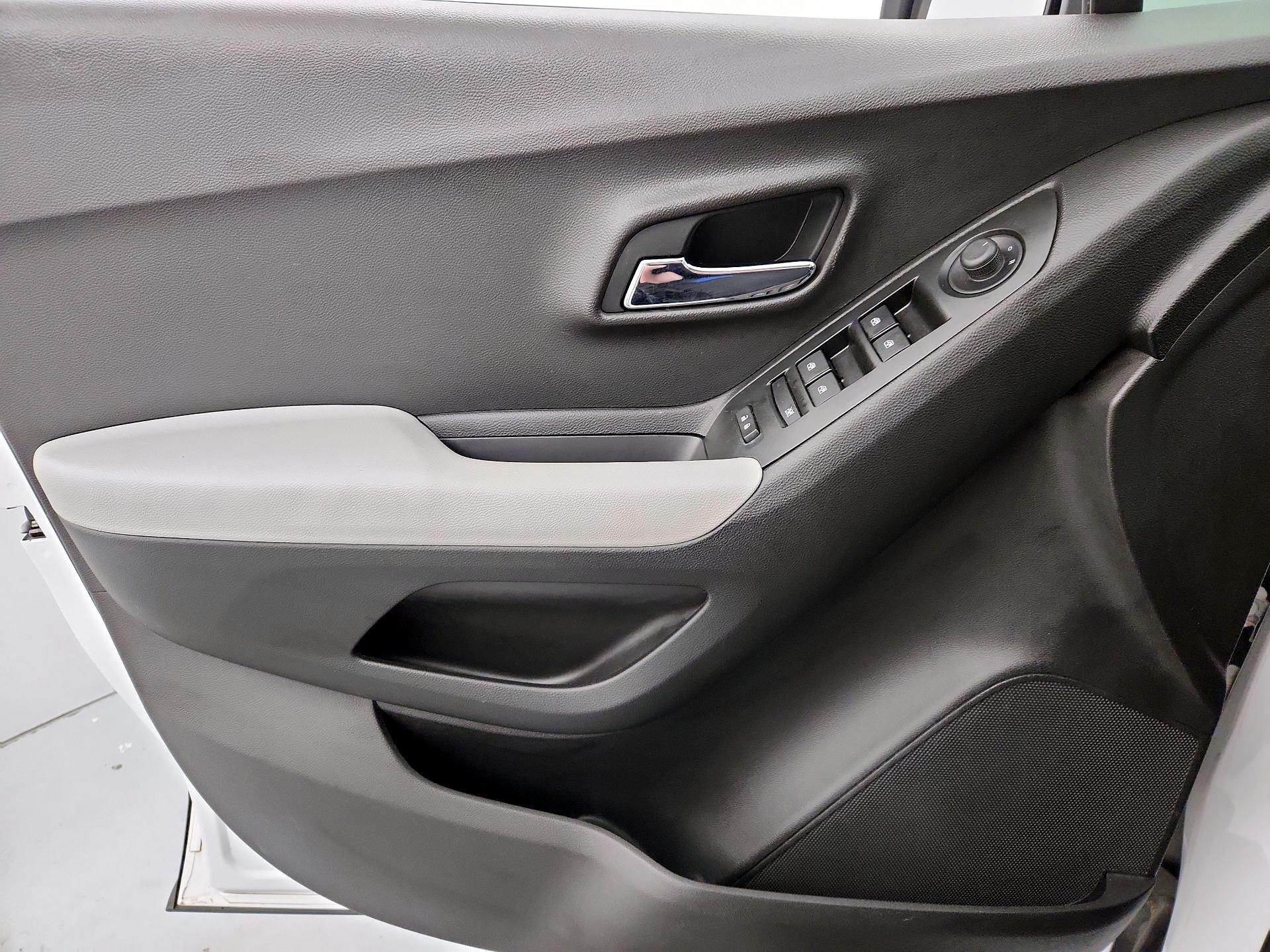 Thumbnail: 2017 Chevrolet Trax - 12