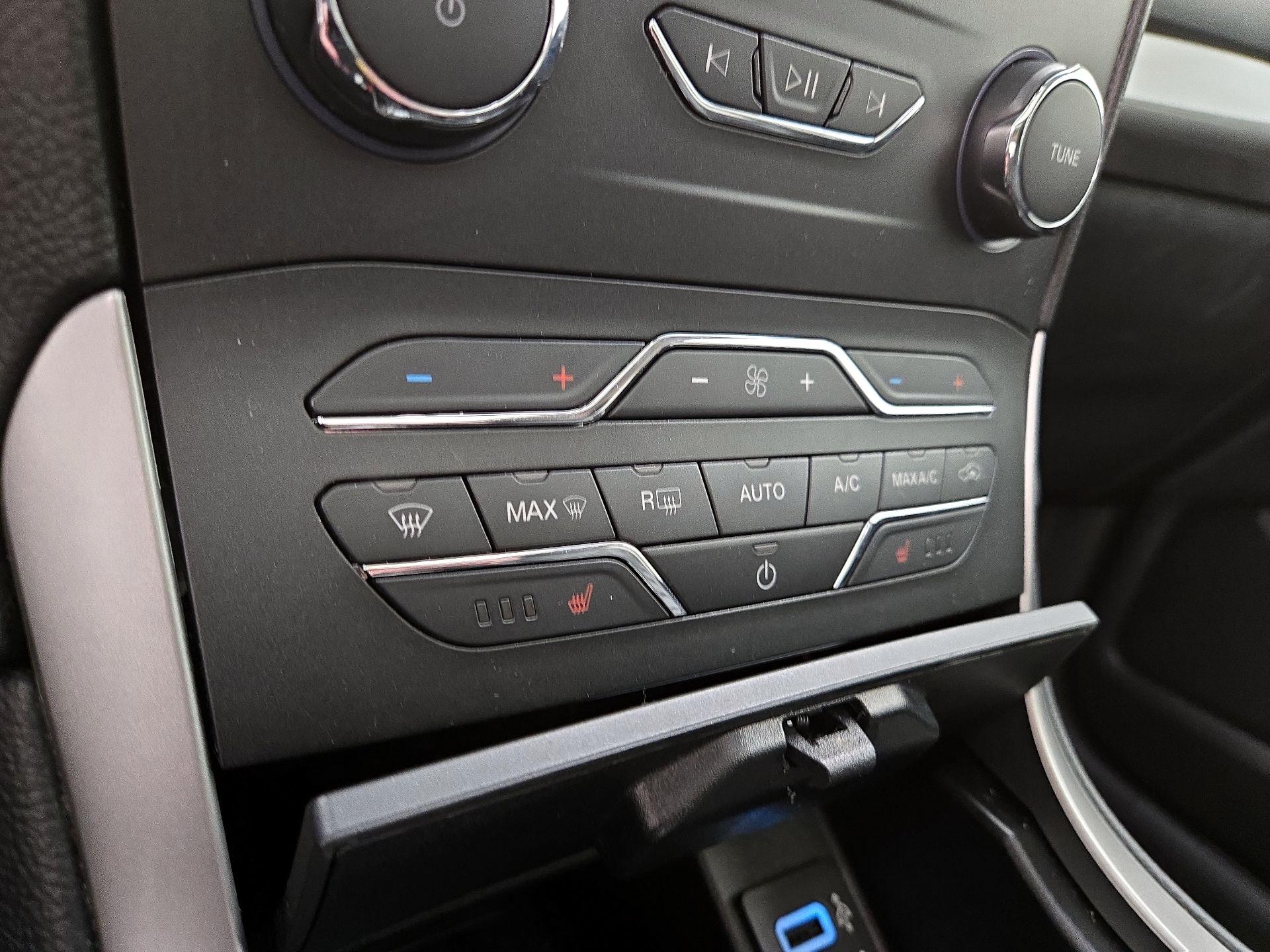 Thumbnail: 2019 Ford Edge - 17