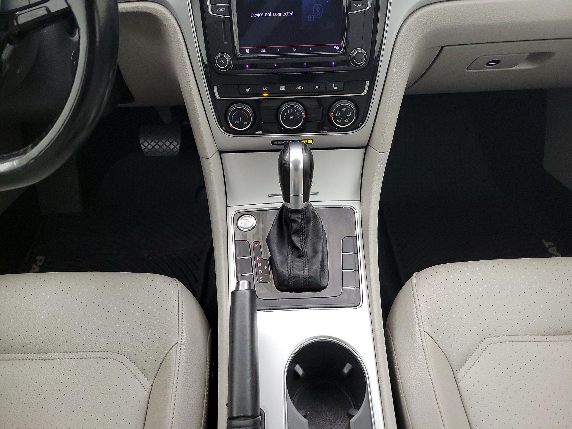 Thumbnail: 2019 Volkswagen Passat - 17