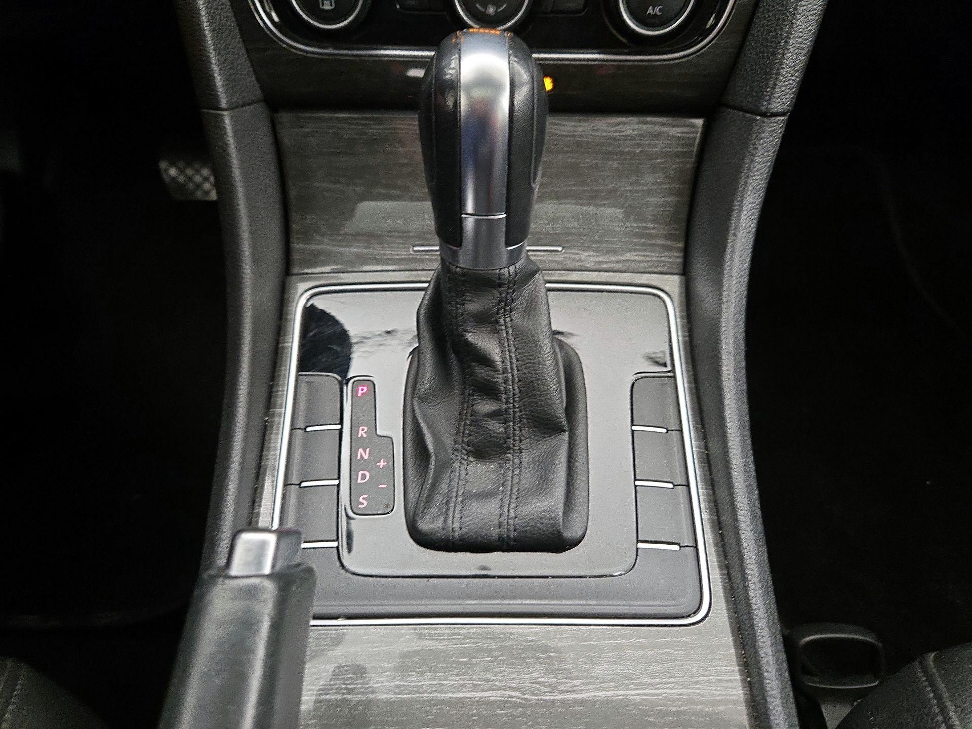 Thumbnail: 2016 Volkswagen Passat - 17