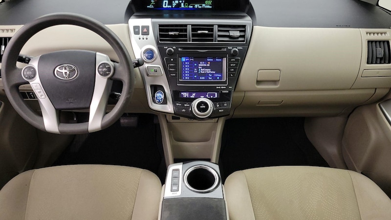 2013 Toyota Prius v Three 9