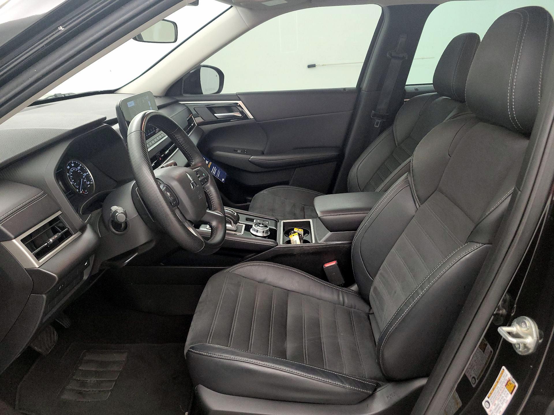 Thumbnail: 2023 Mitsubishi Outlander - 11