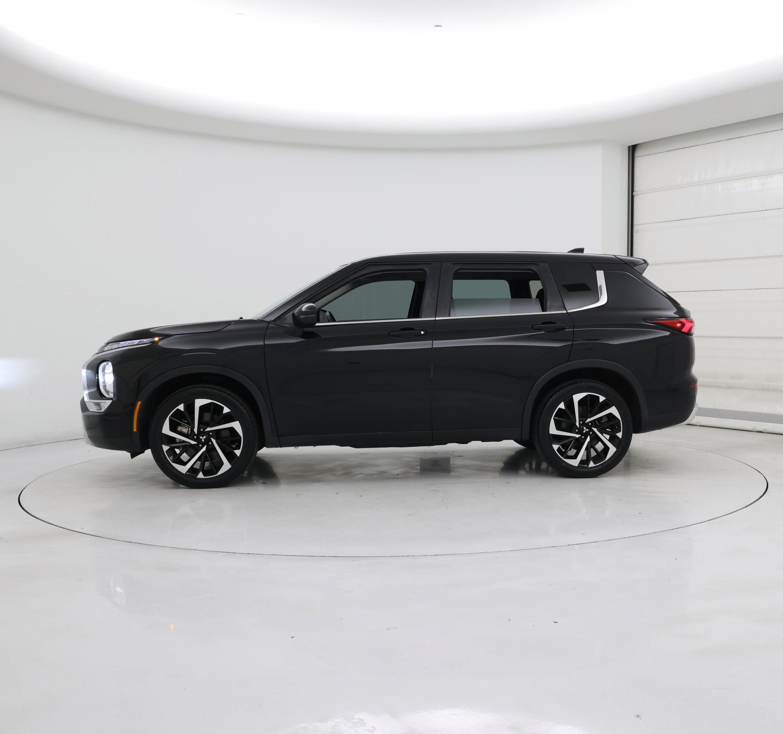 Thumbnail: 2023 Mitsubishi Outlander - 3
