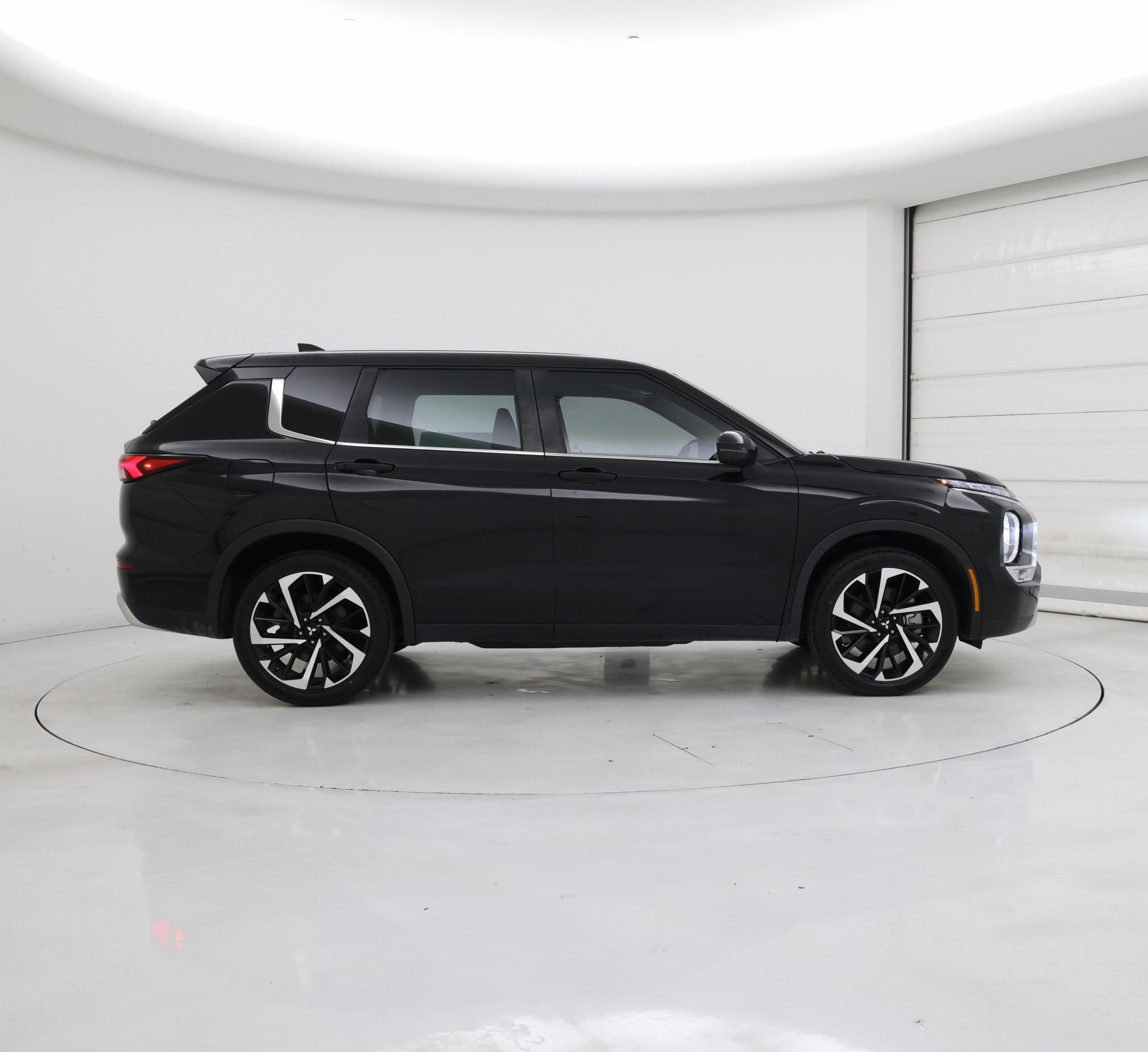 Thumbnail: 2023 Mitsubishi Outlander - 7