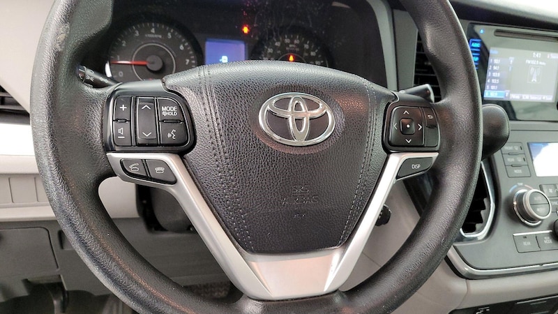2015 Toyota Sienna L 10