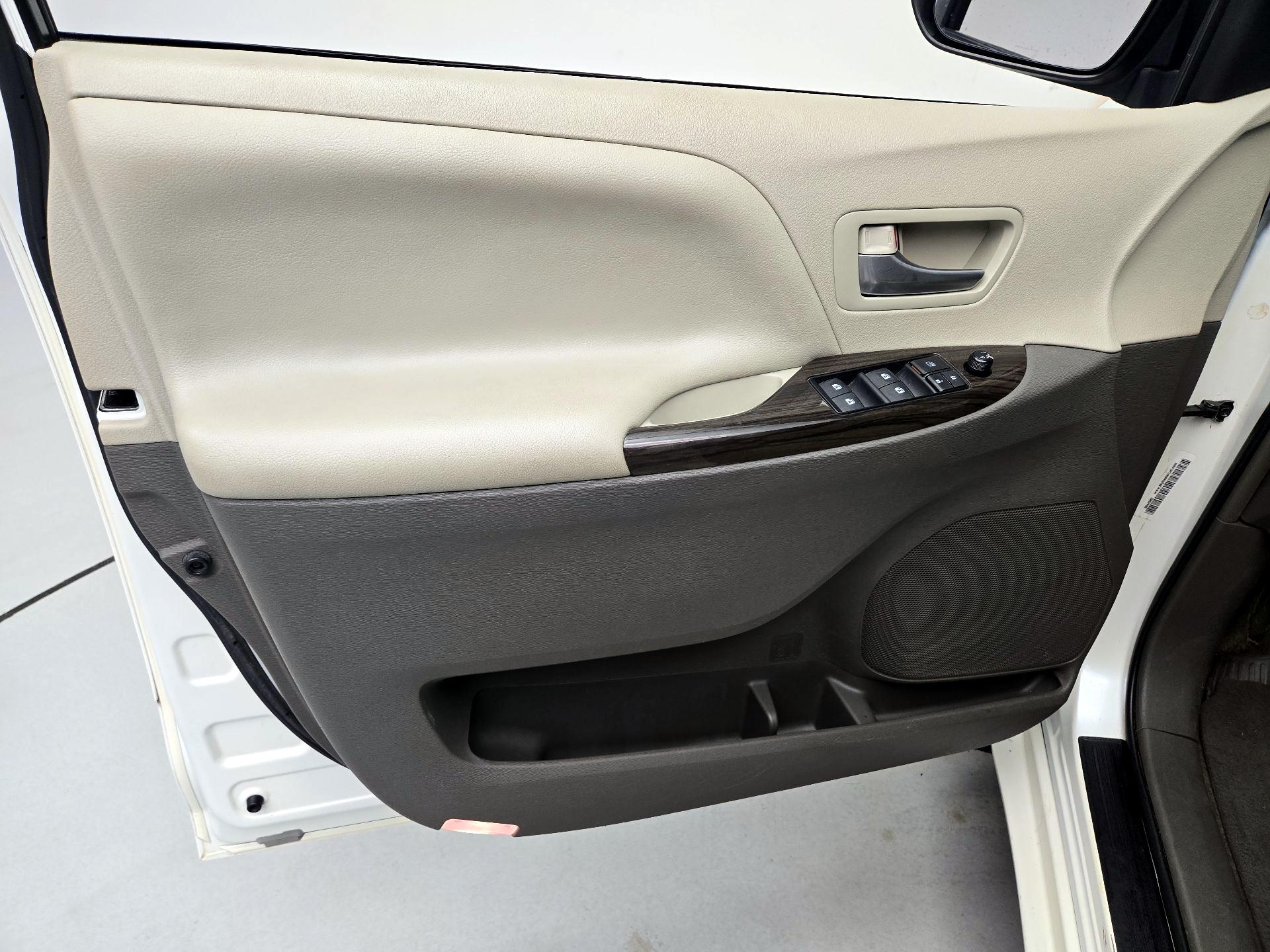 Thumbnail: 2015 Toyota Sienna - 12