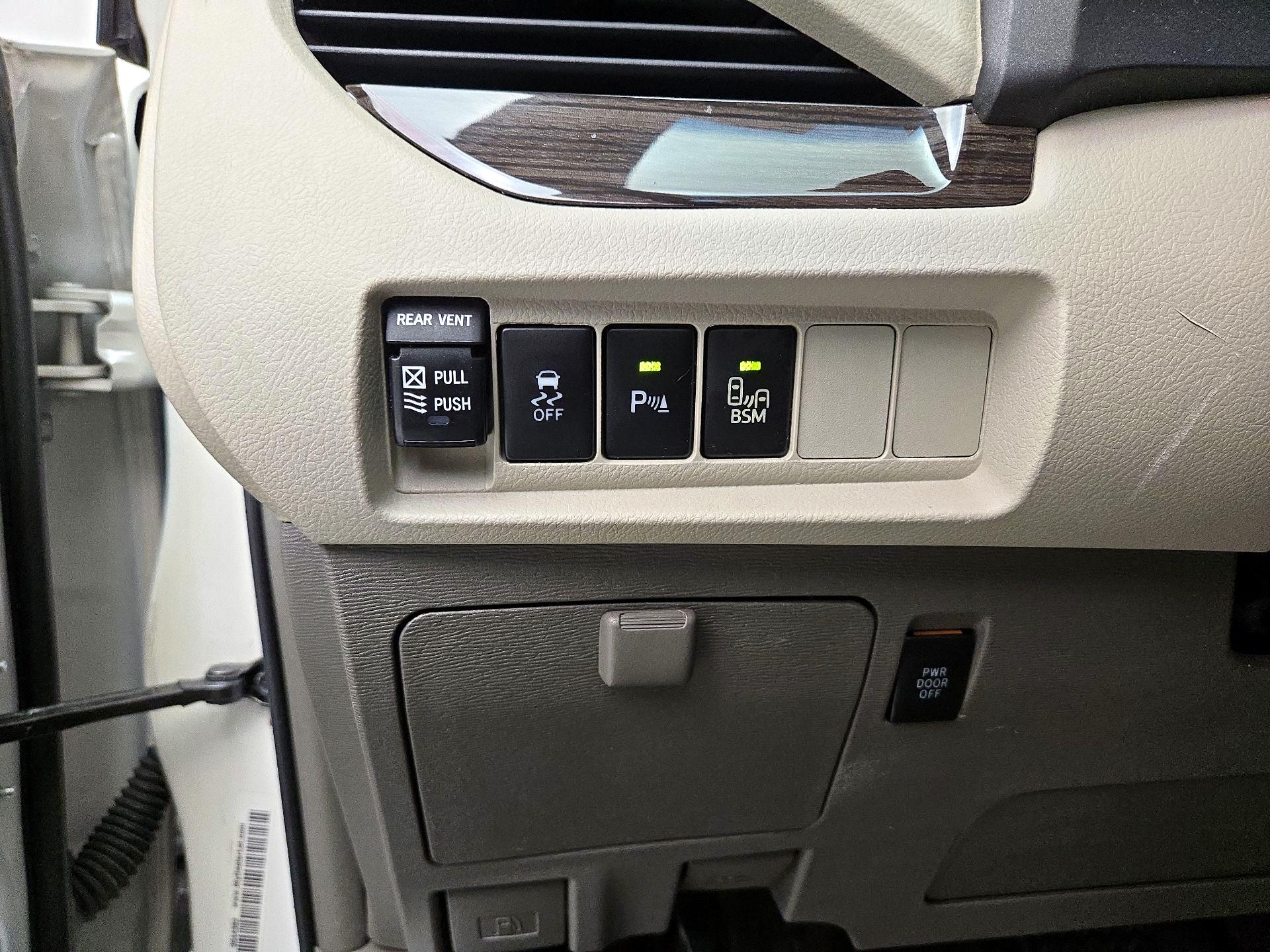 Thumbnail: 2015 Toyota Sienna - 13