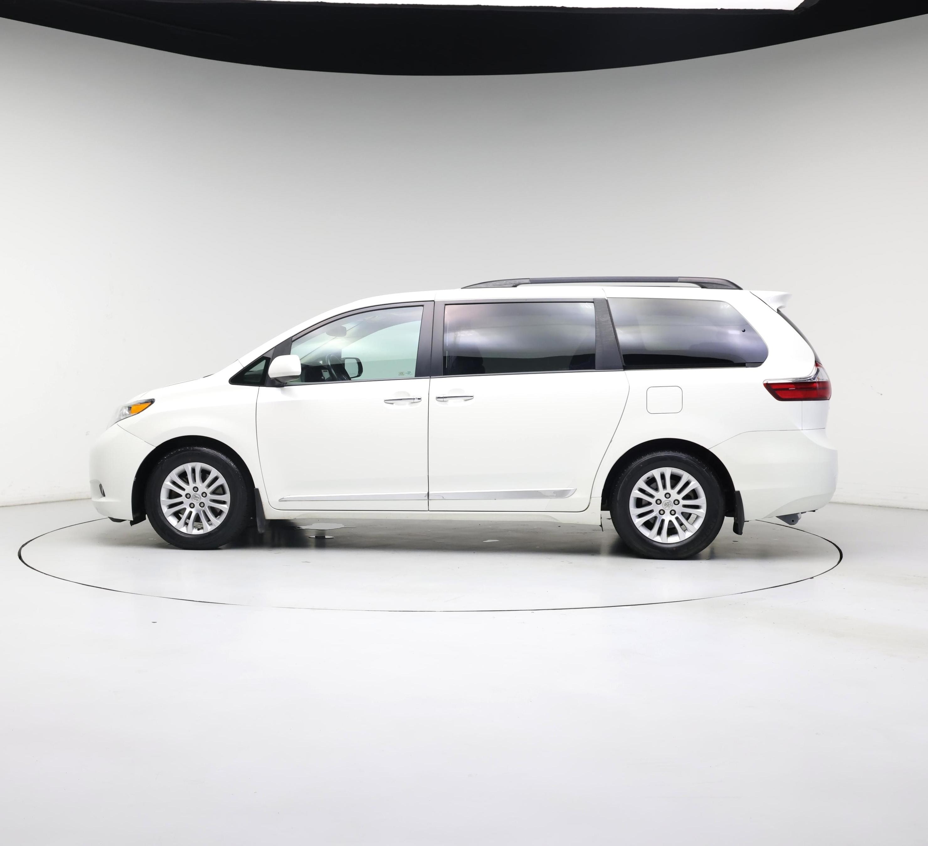 Thumbnail: 2015 Toyota Sienna - 3