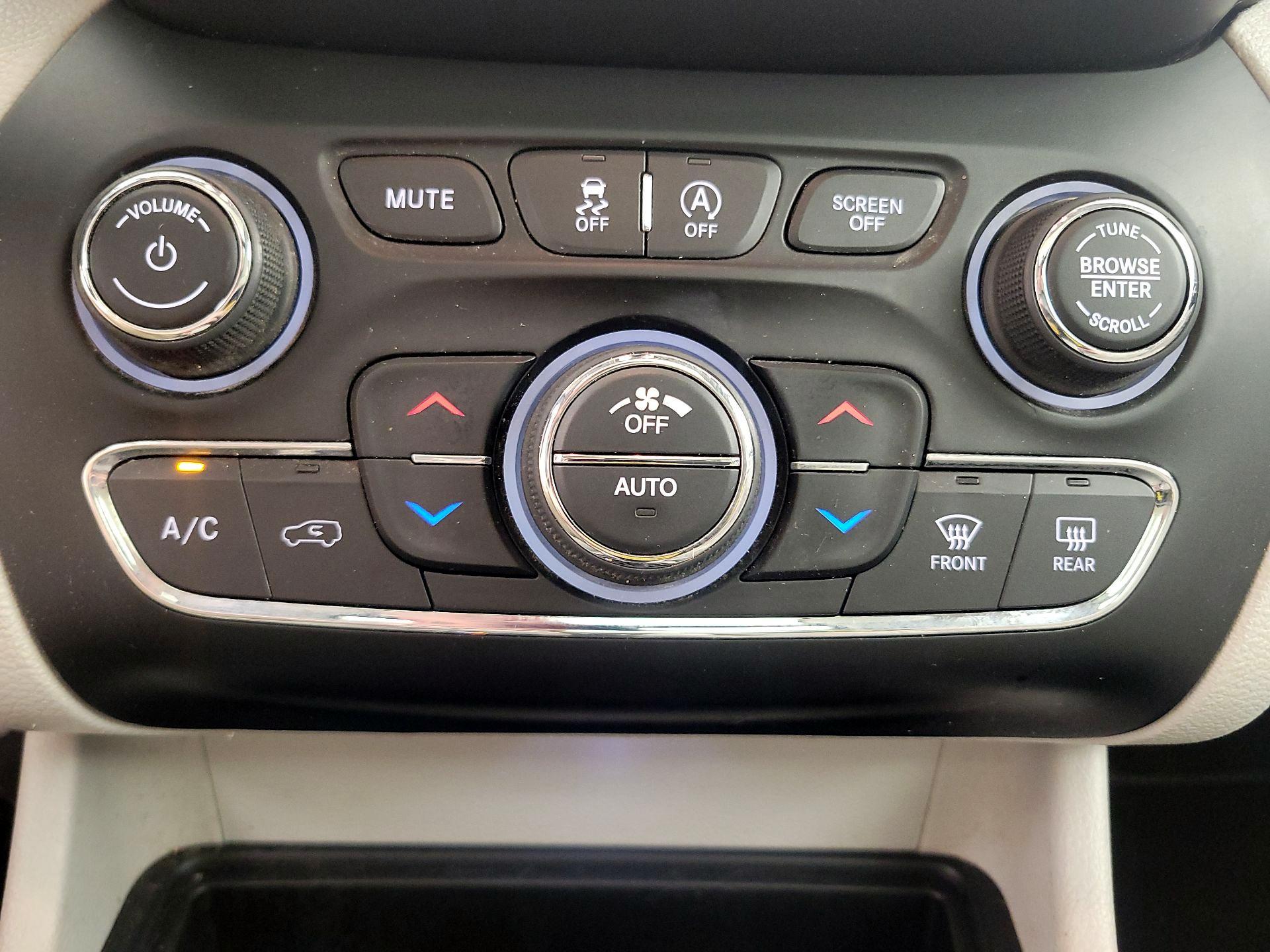 Thumbnail: 2020 Jeep Cherokee - 17