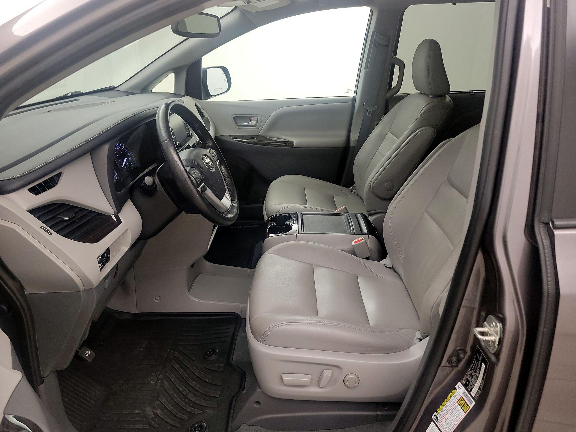 Thumbnail: 2020 Toyota Sienna - 11