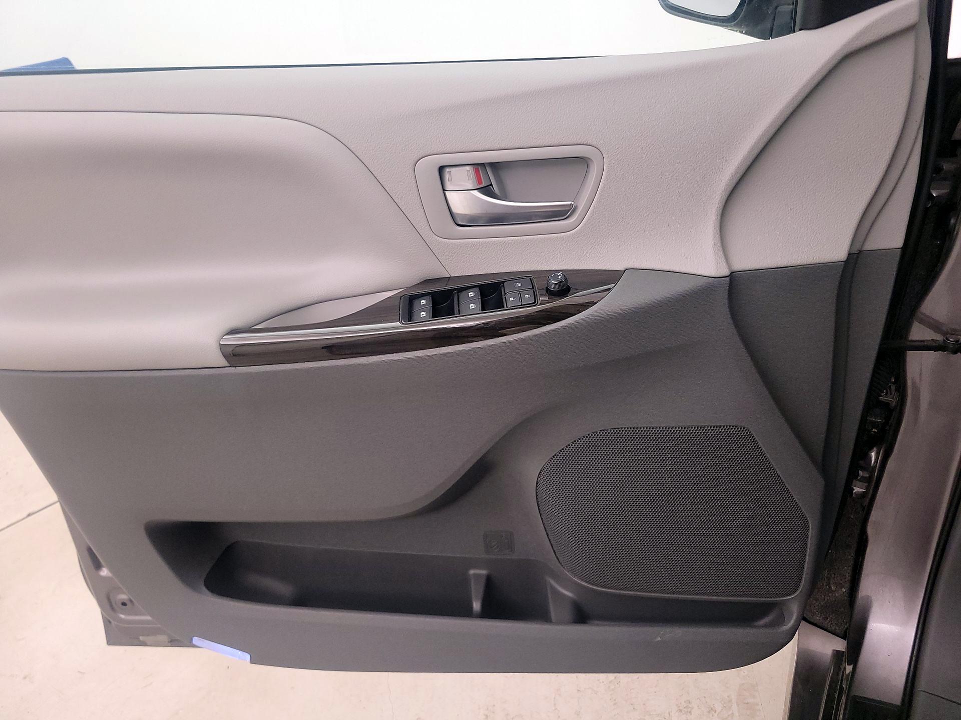 Thumbnail: 2020 Toyota Sienna - 12