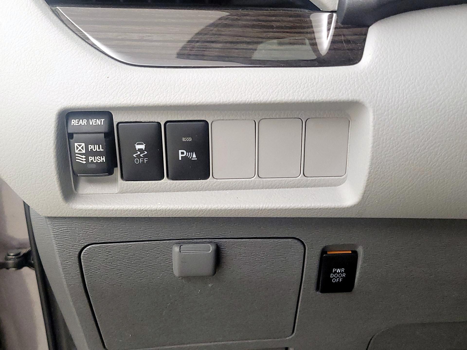 Thumbnail: 2020 Toyota Sienna - 13