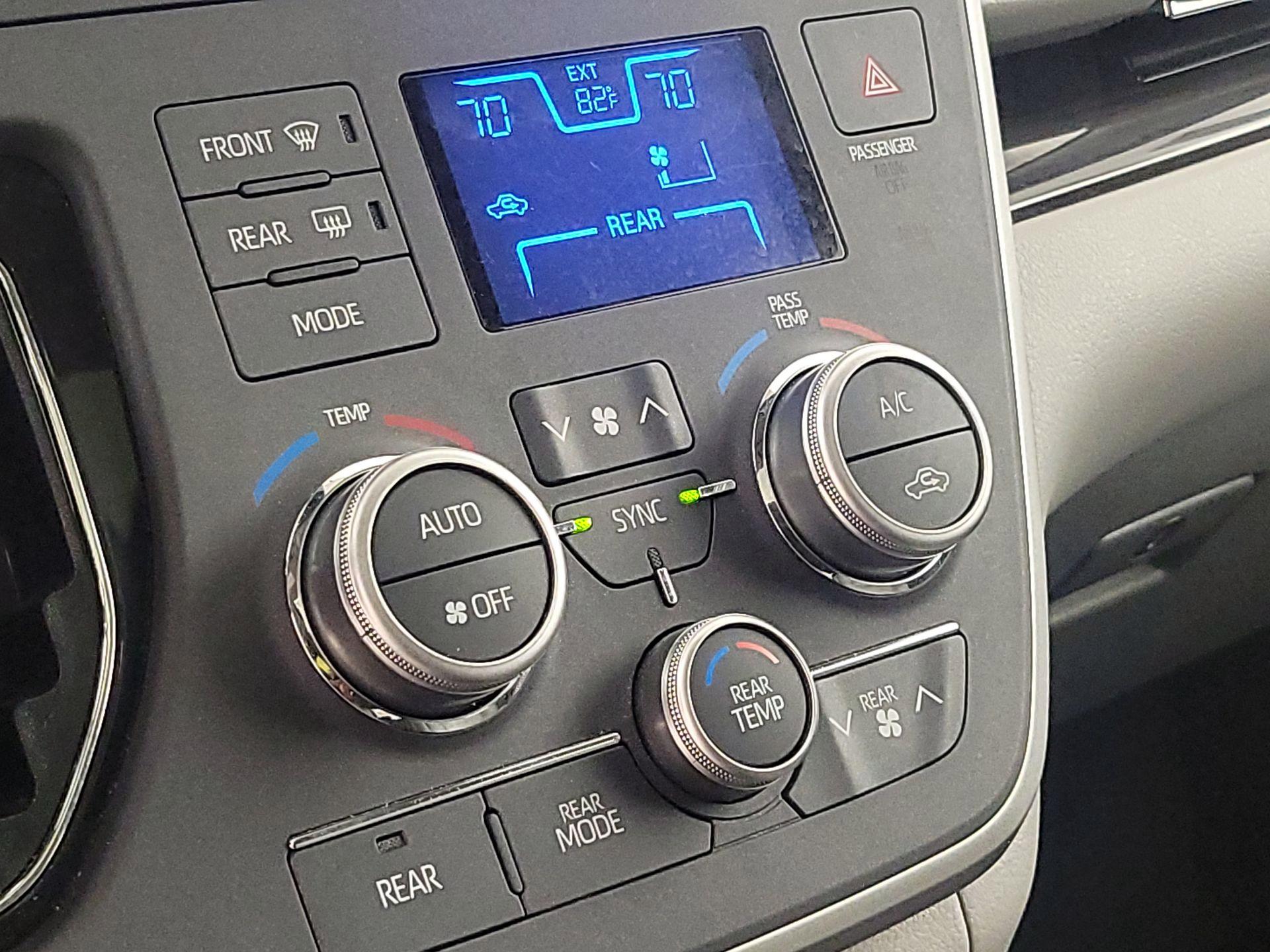 Thumbnail: 2020 Toyota Sienna - 17