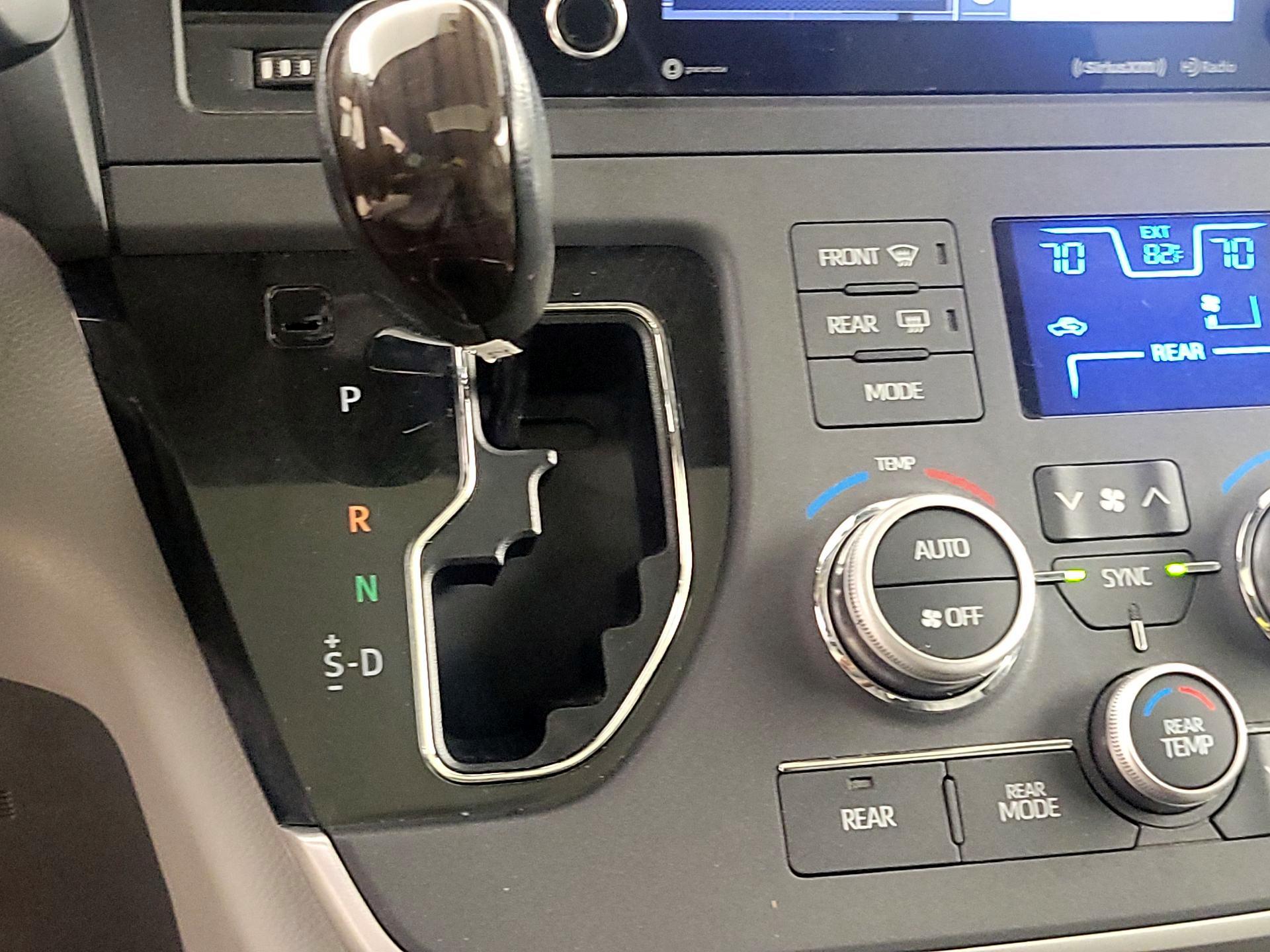 Thumbnail: 2020 Toyota Sienna - 18