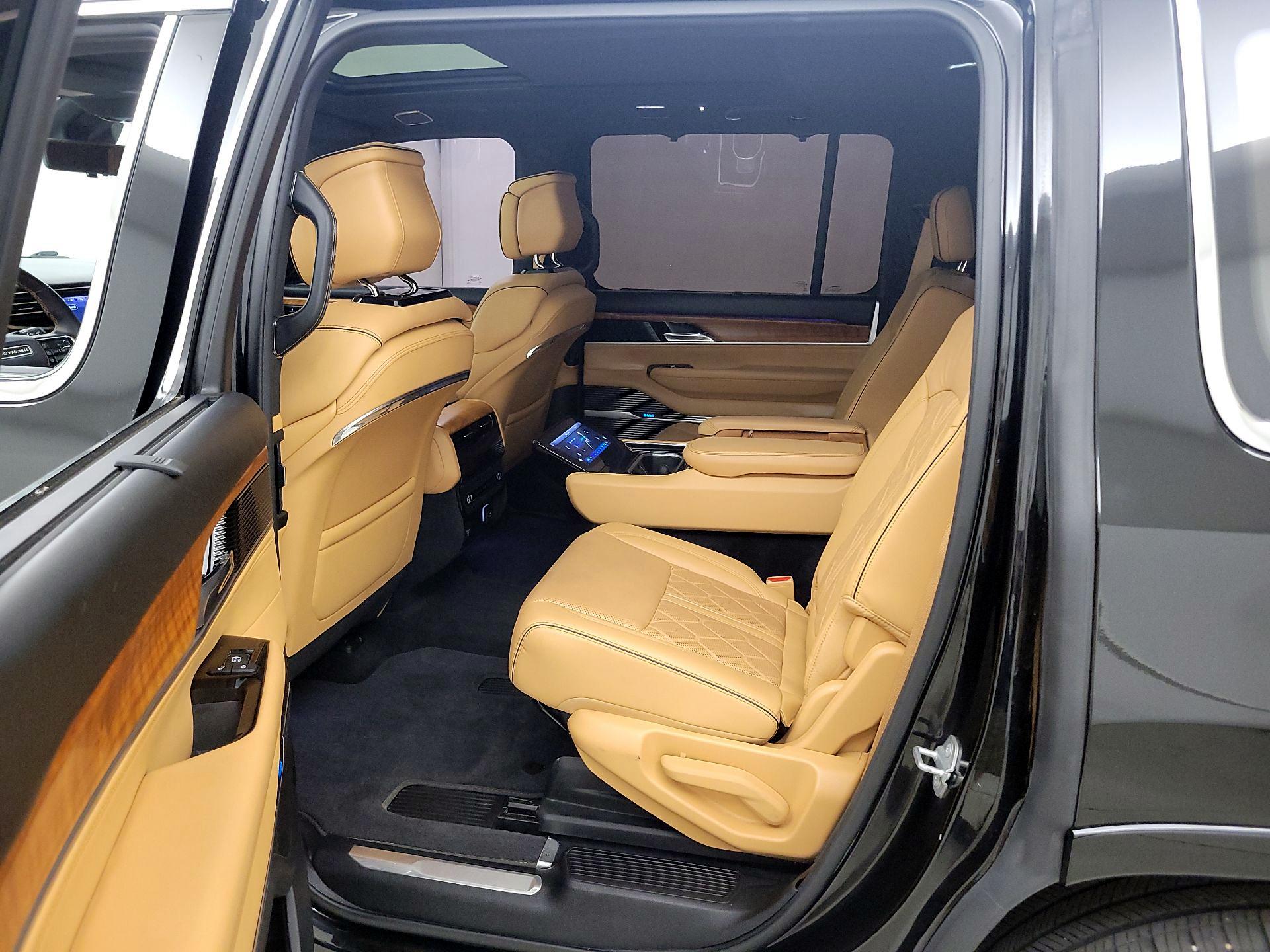 Thumbnail: 2022 Jeep Grand Wagoneer - 20