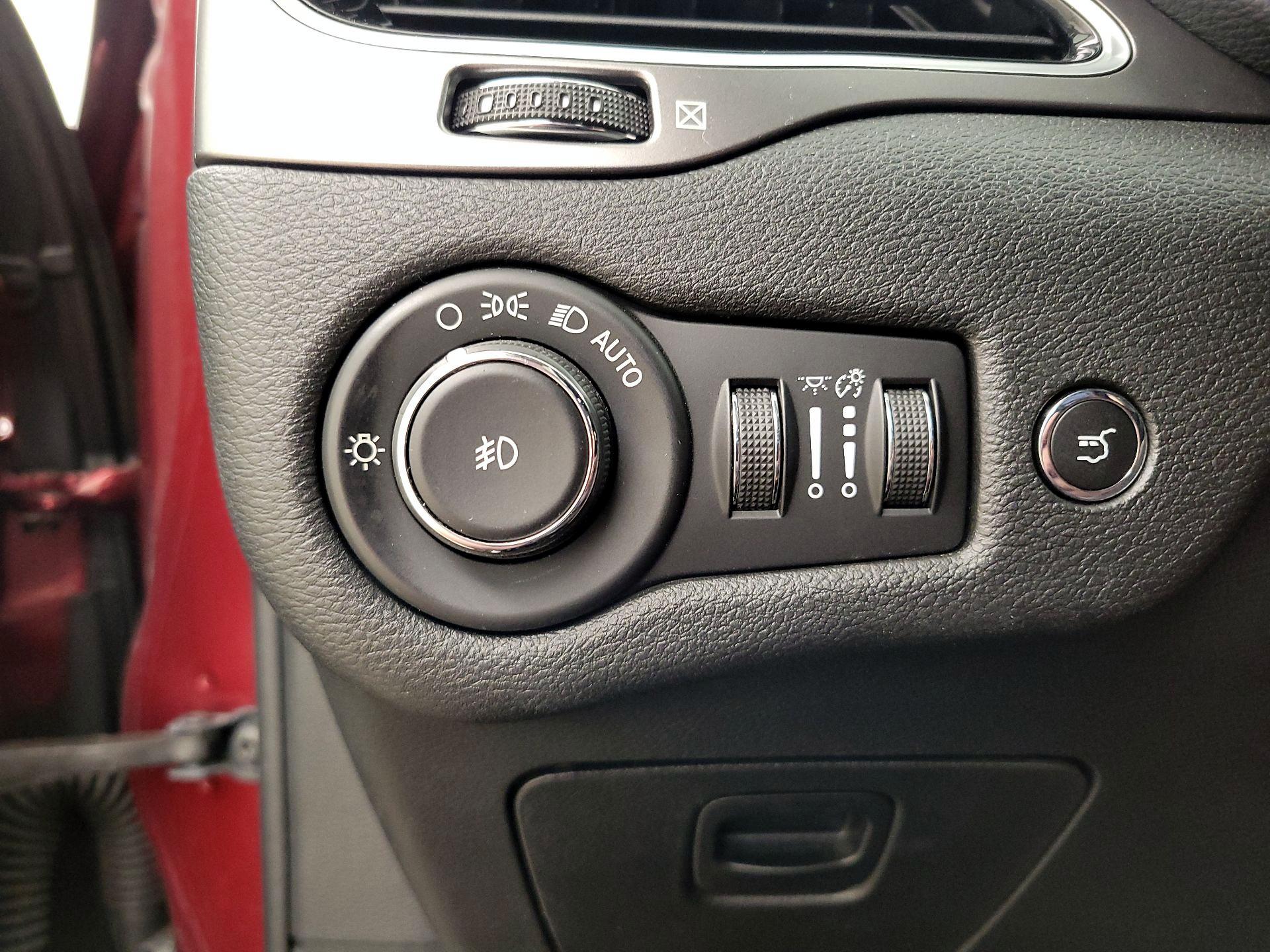 Thumbnail: 2019 Jeep Cherokee - 13