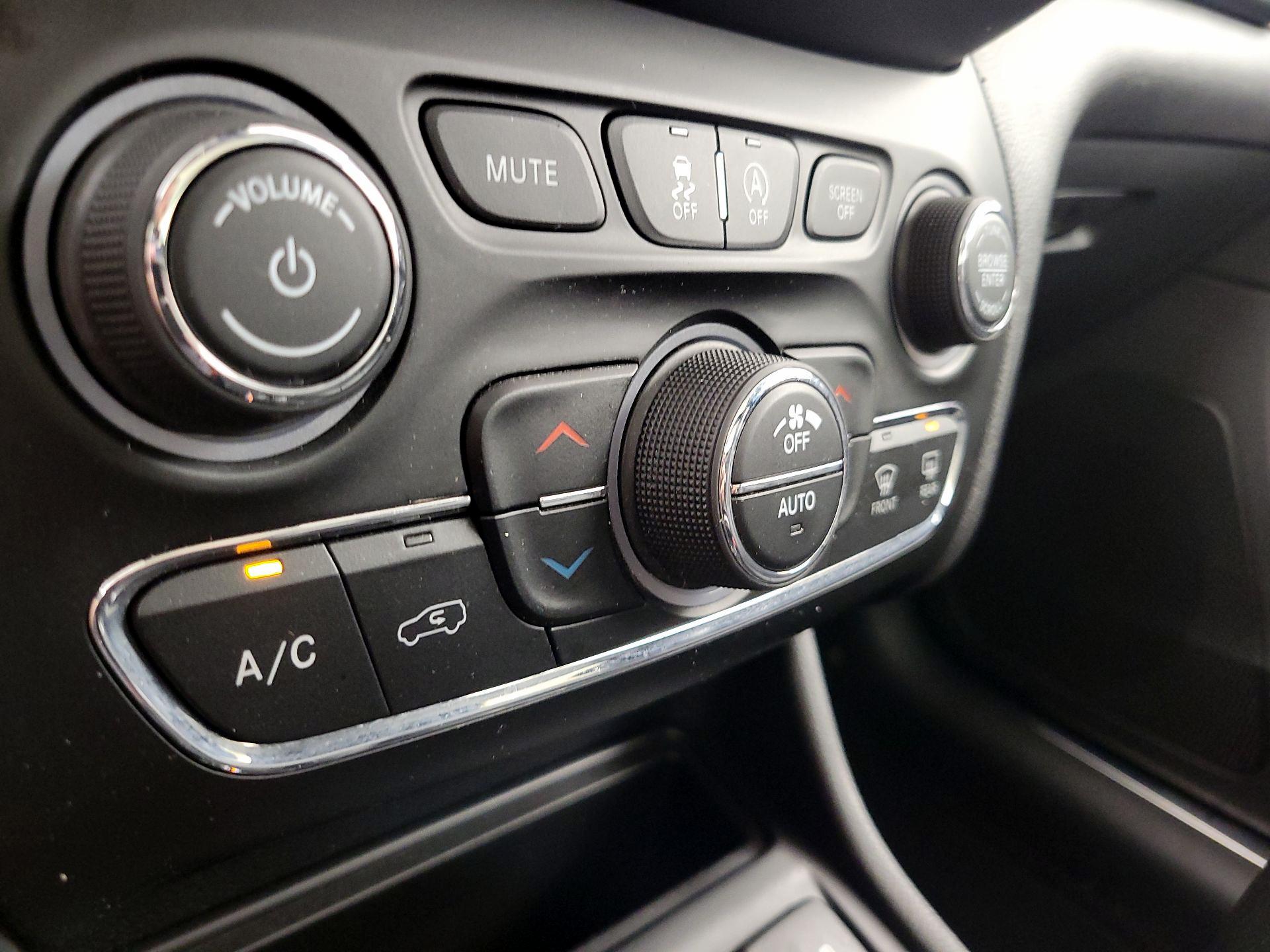 Thumbnail: 2019 Jeep Cherokee - 17