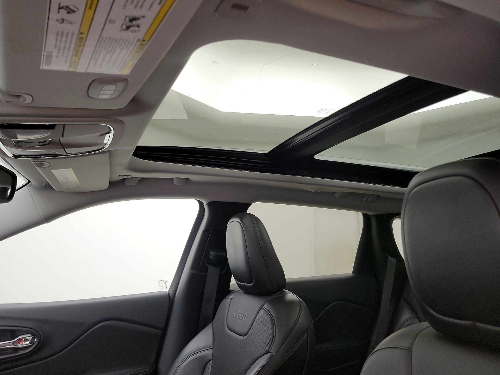 Thumbnail: 2019 Jeep Cherokee - 20