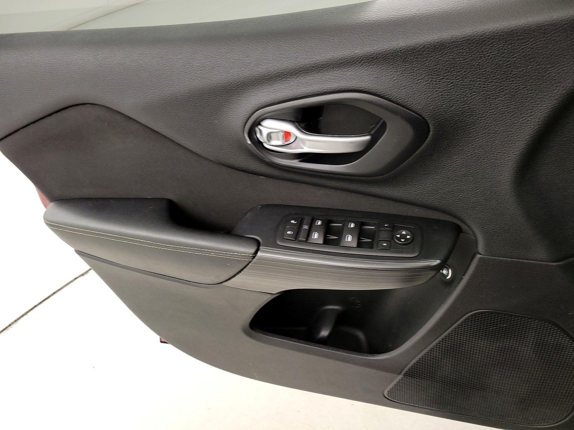 Thumbnail: 2016 Jeep Cherokee - 12