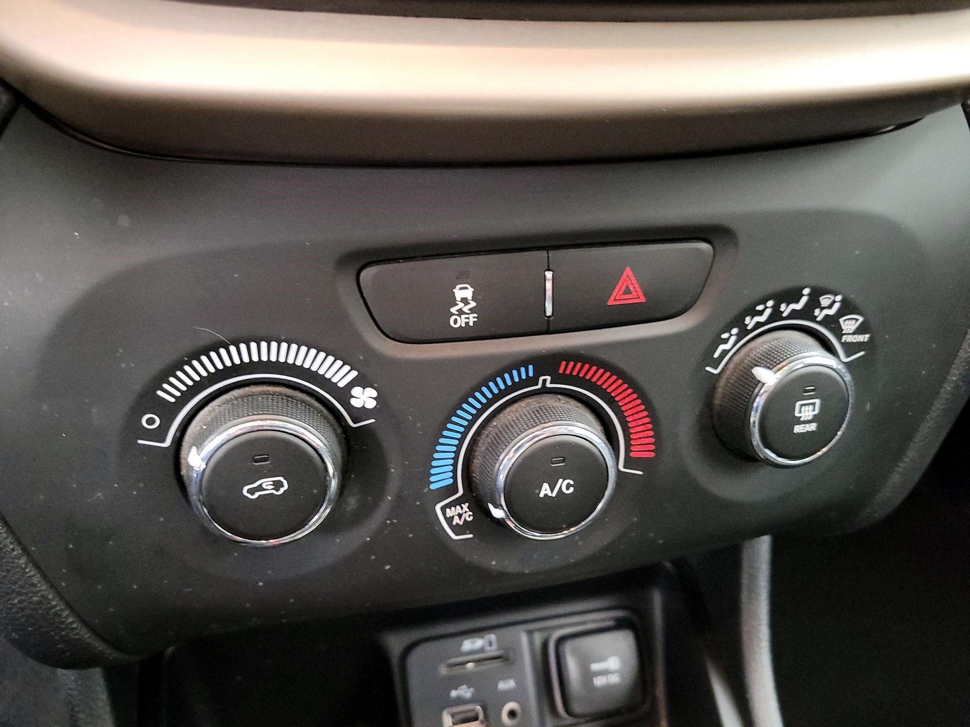 Thumbnail: 2016 Jeep Cherokee - 16