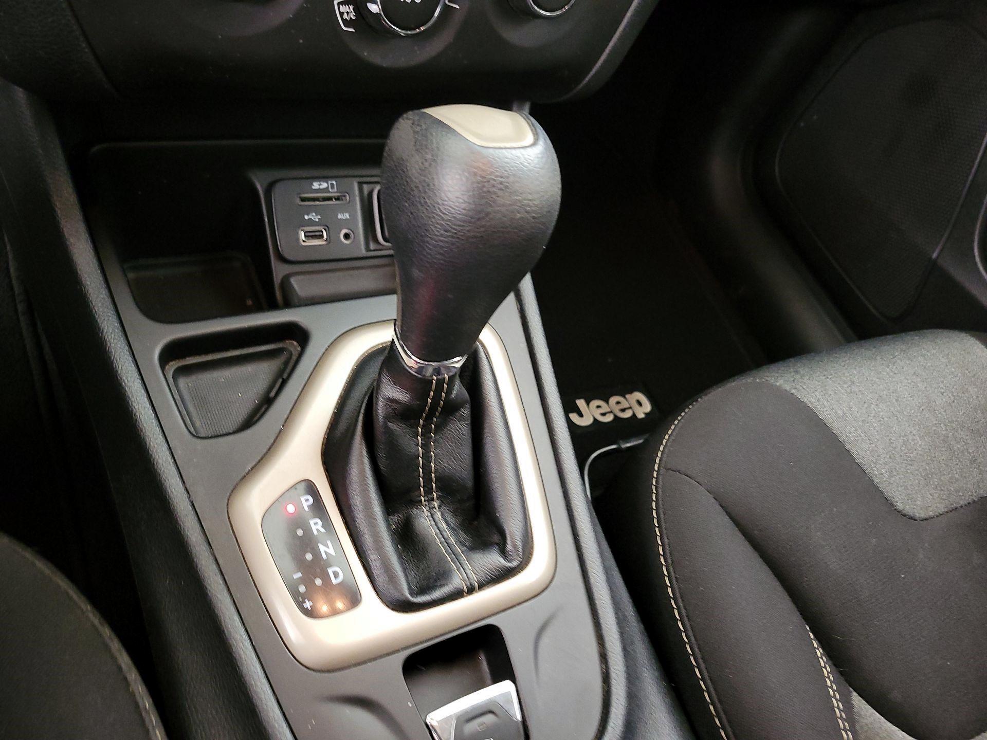 Thumbnail: 2016 Jeep Cherokee - 17