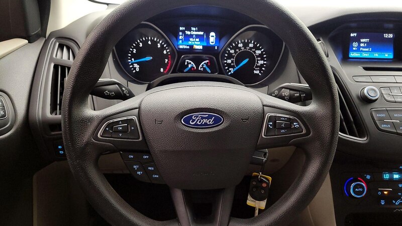 2016 Ford Focus SE 10