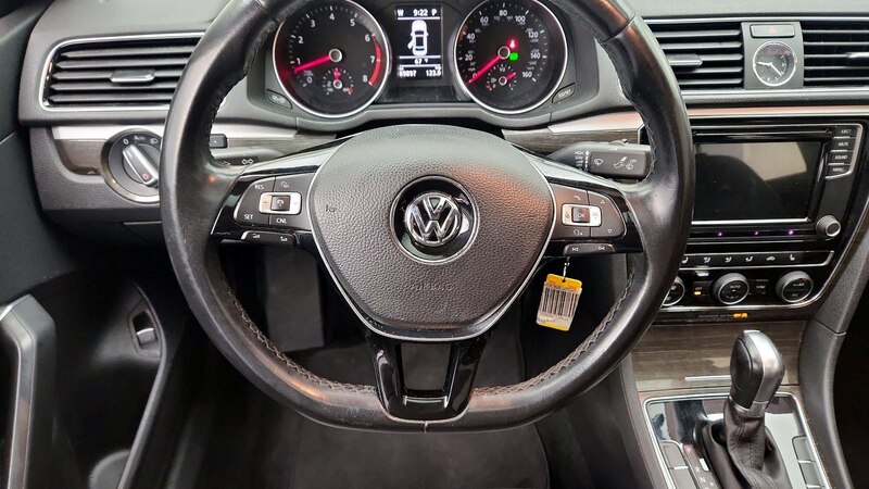 2016 Volkswagen Passat SE 10