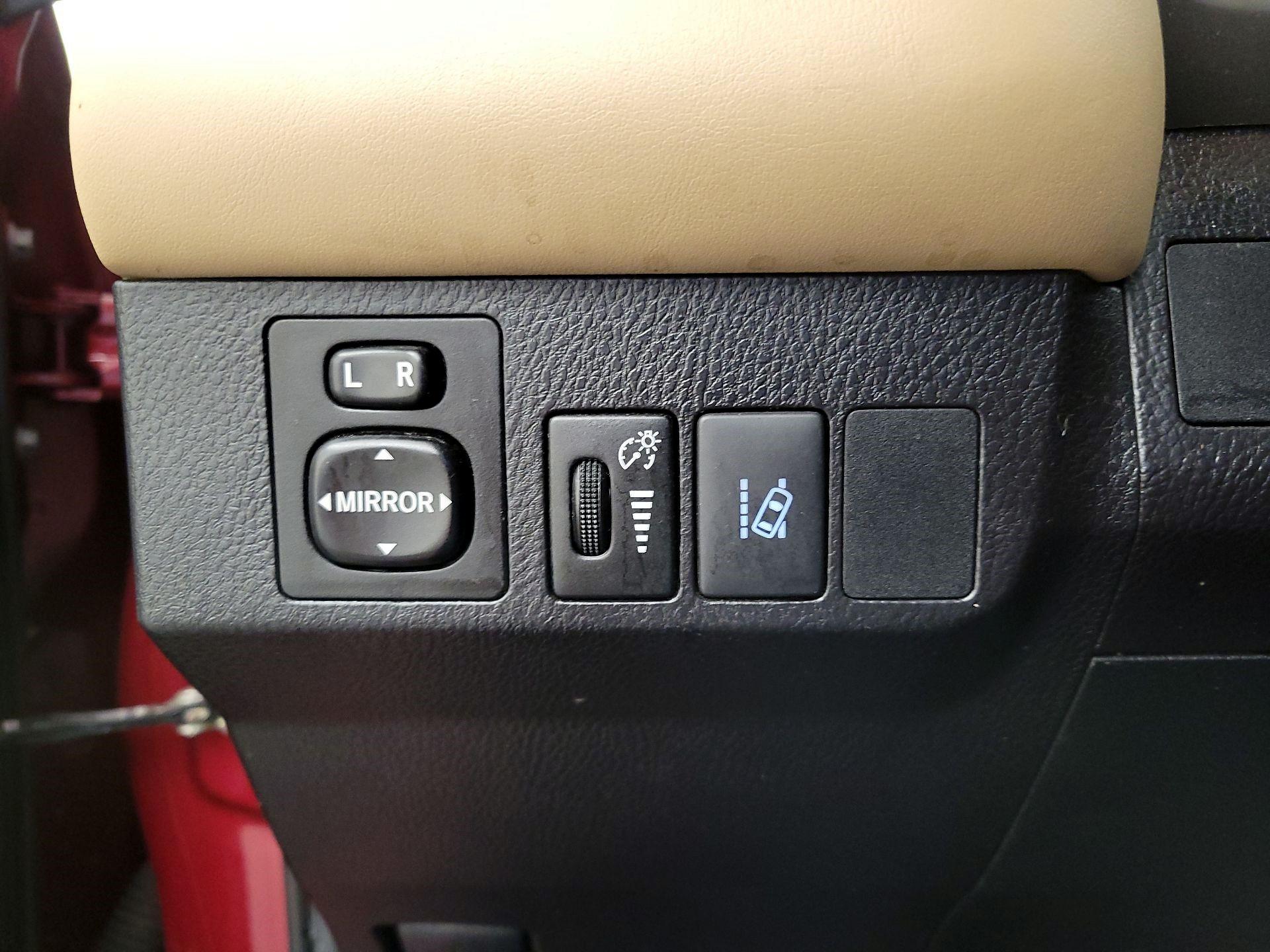 Thumbnail: 2018 Toyota RAV4 - 16