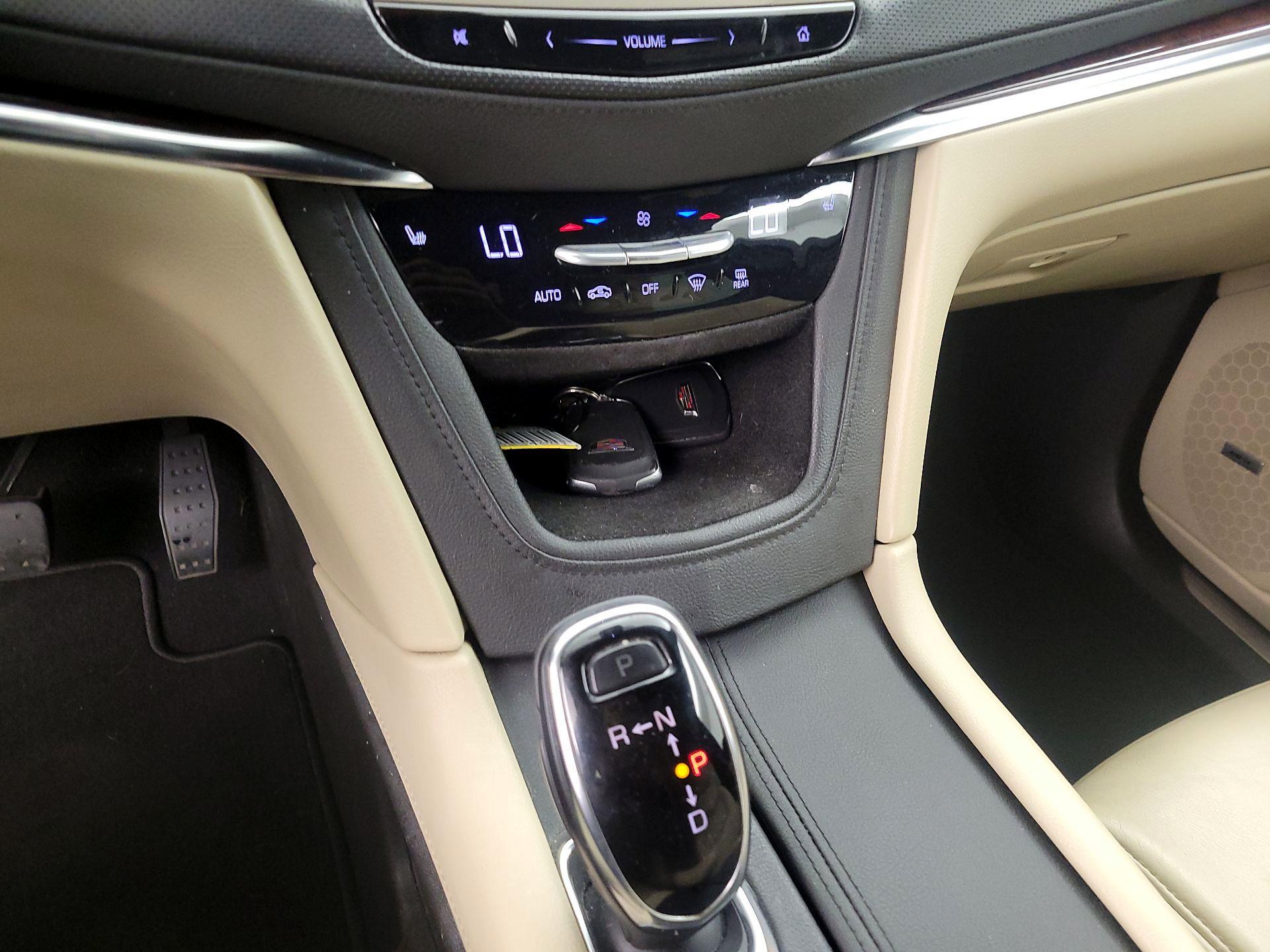 Thumbnail: 2017 Cadillac XT5 - 15