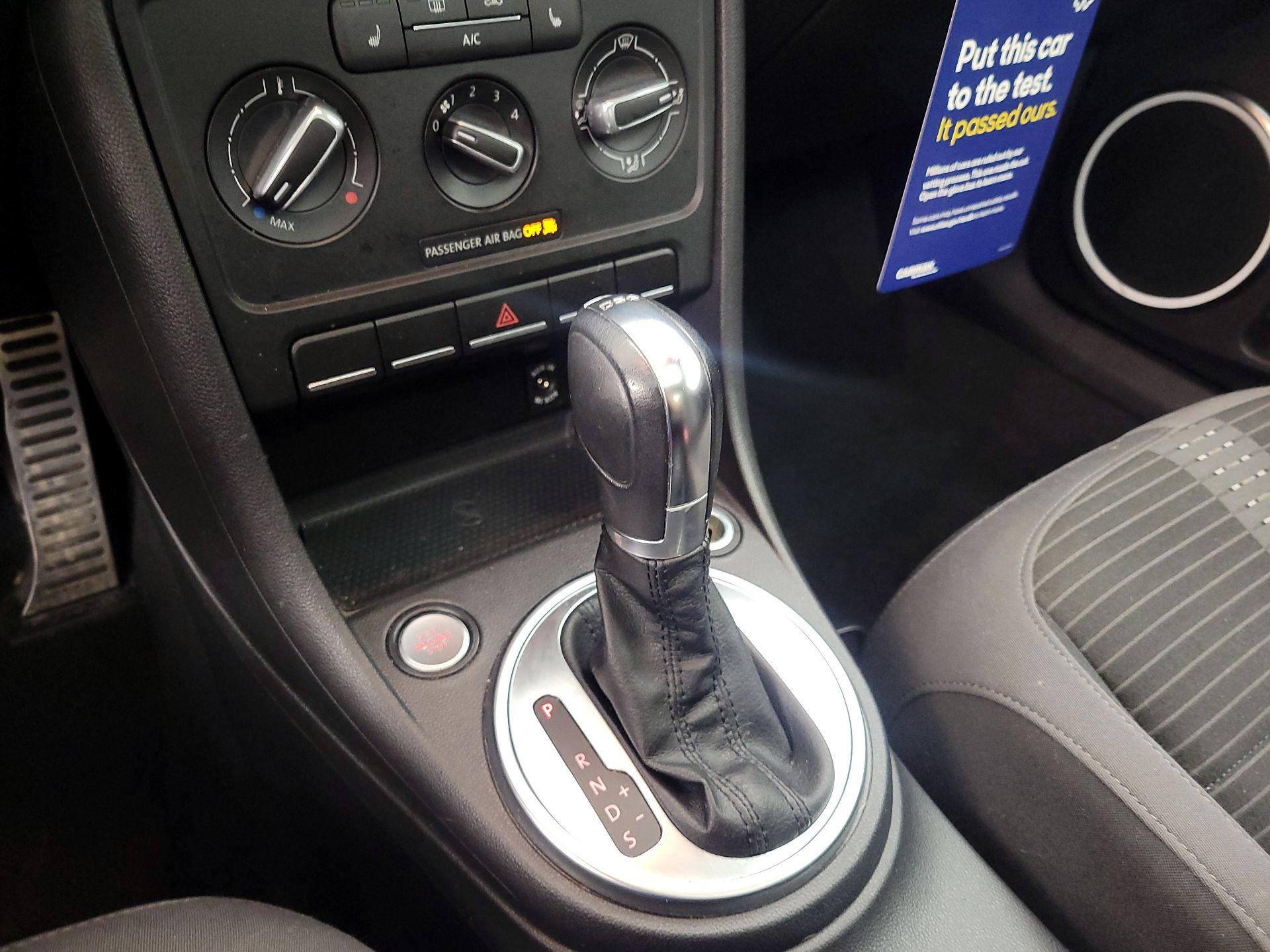 Thumbnail: 2013 Volkswagen Beetle - 16