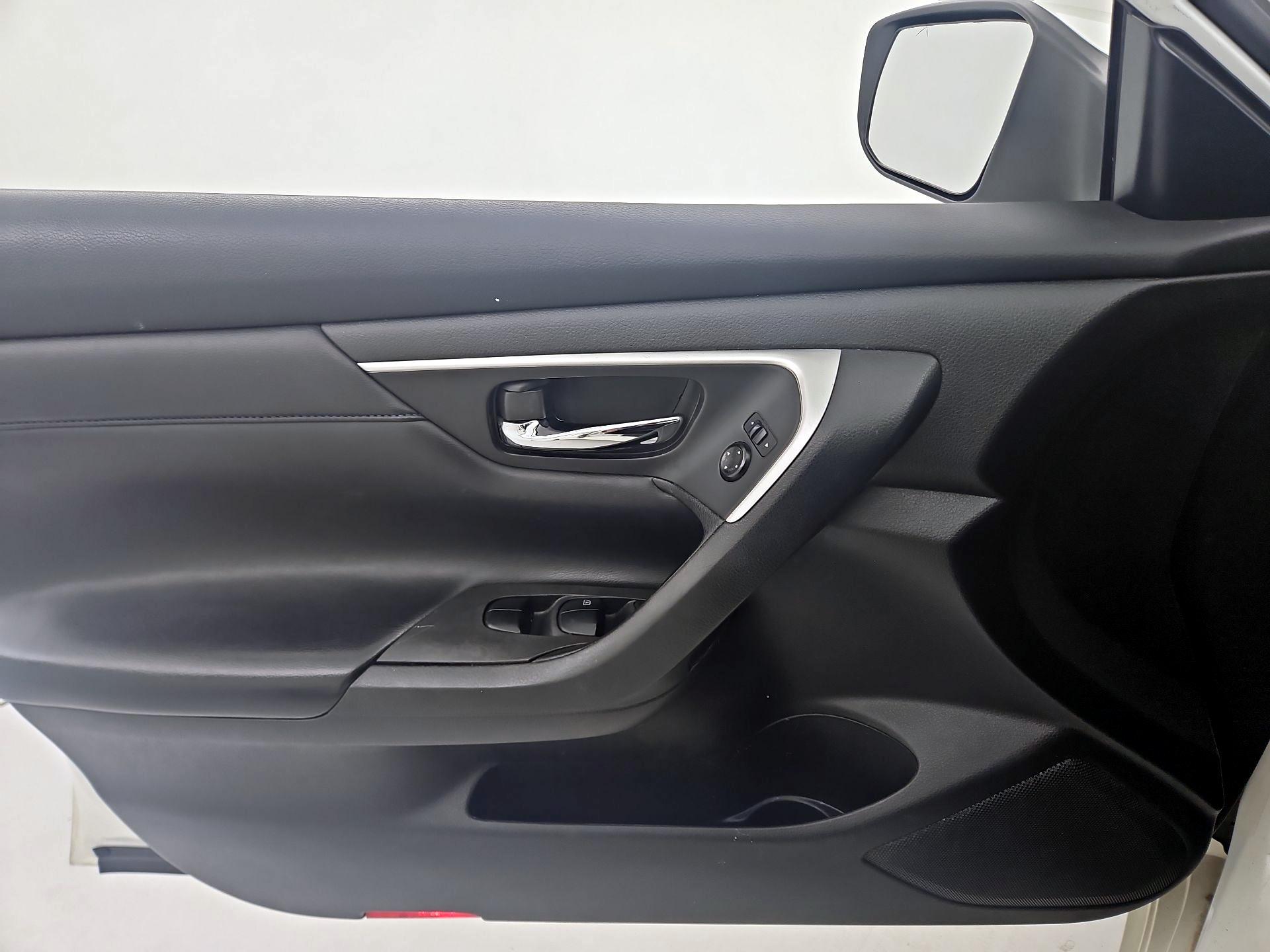 Thumbnail: 2016 Nissan Altima - 12