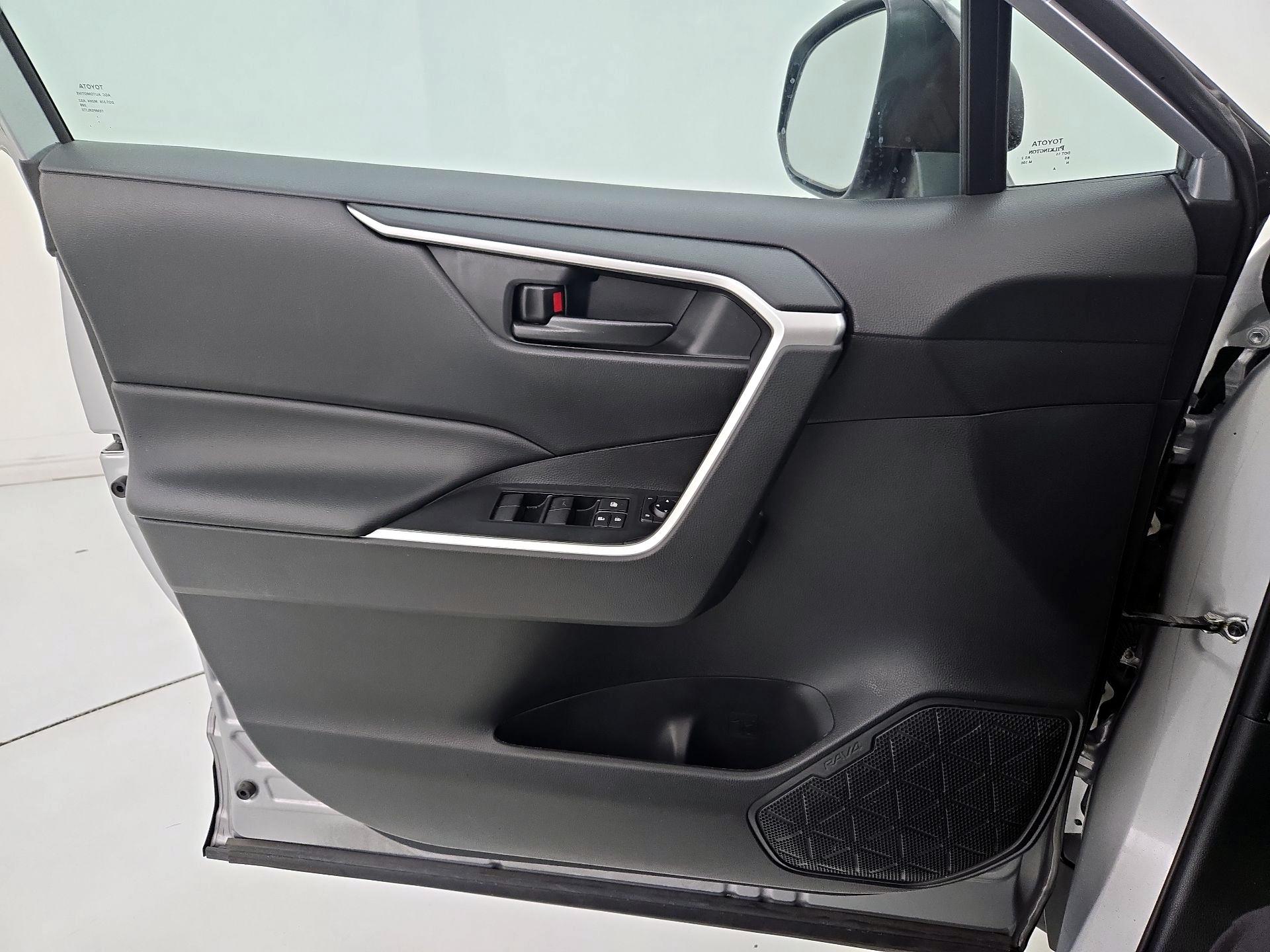 Thumbnail: 2022 Toyota RAV4 - 12