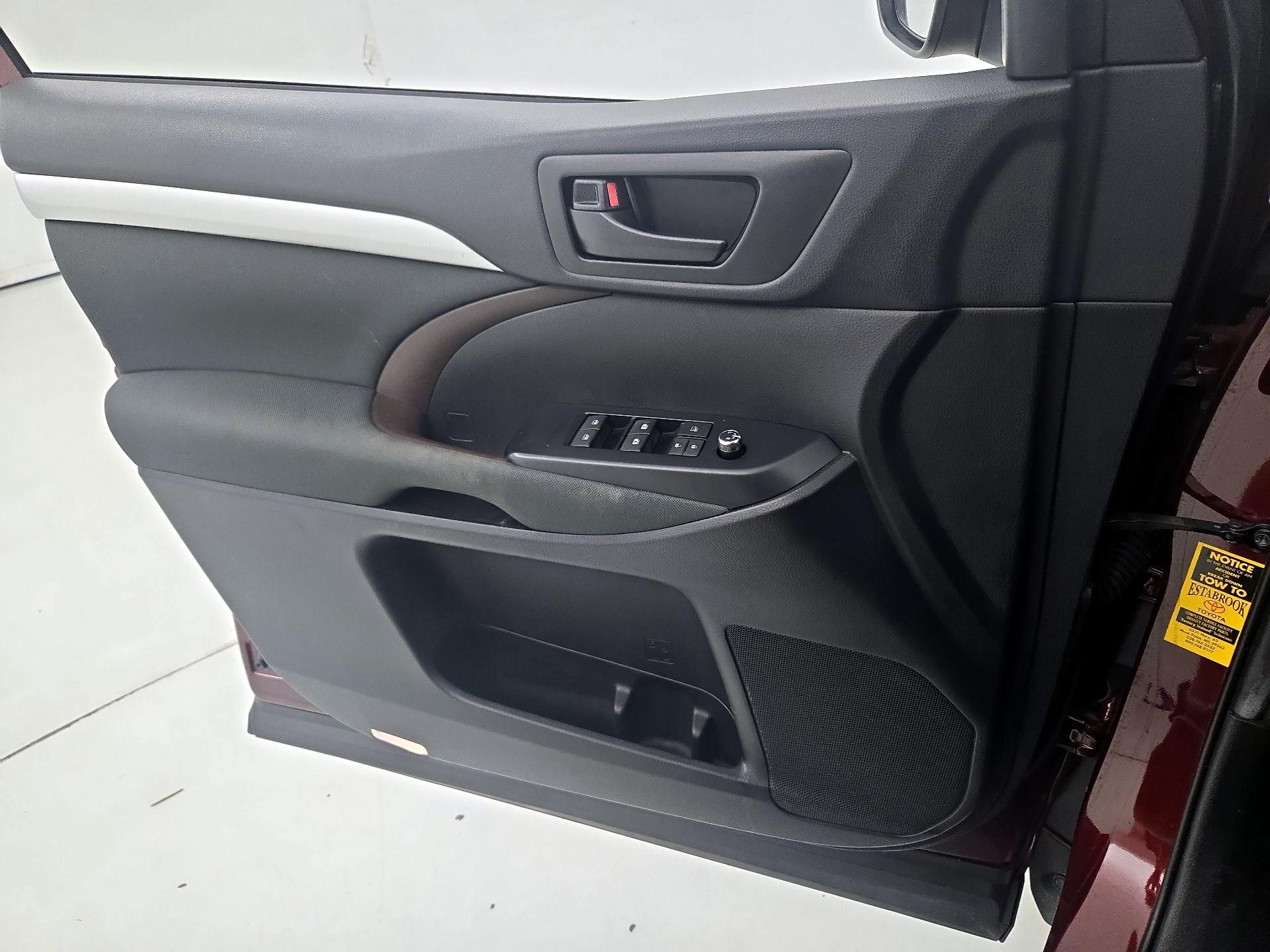 Thumbnail: 2019 Toyota Highlander - 12