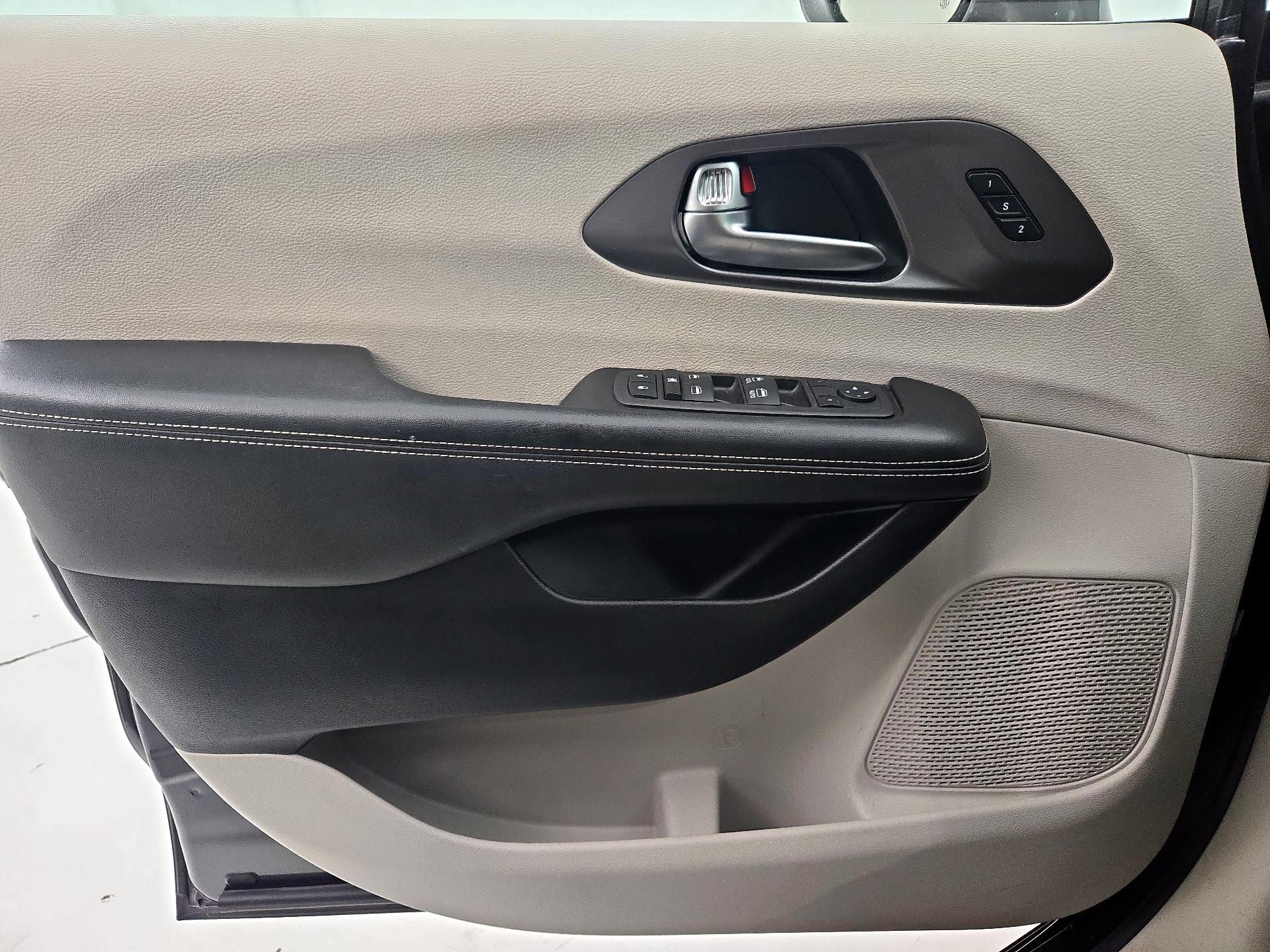 Thumbnail: 2021 Chrysler Pacifica - 12