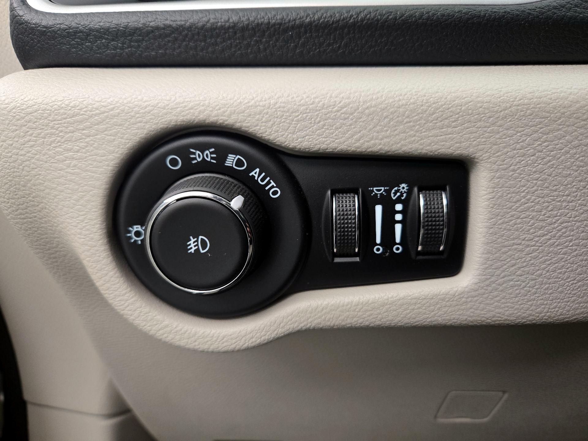 Thumbnail: 2021 Chrysler Pacifica - 13