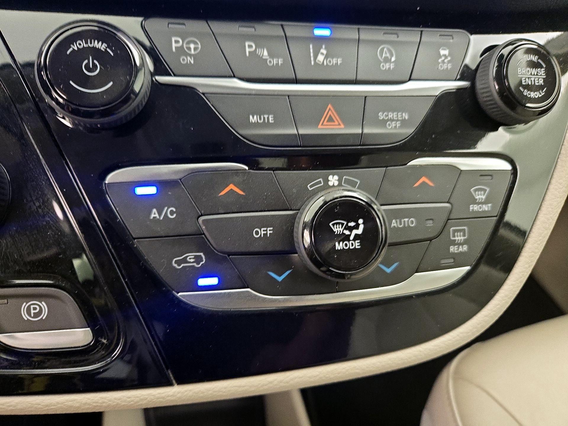 Thumbnail: 2021 Chrysler Pacifica - 17