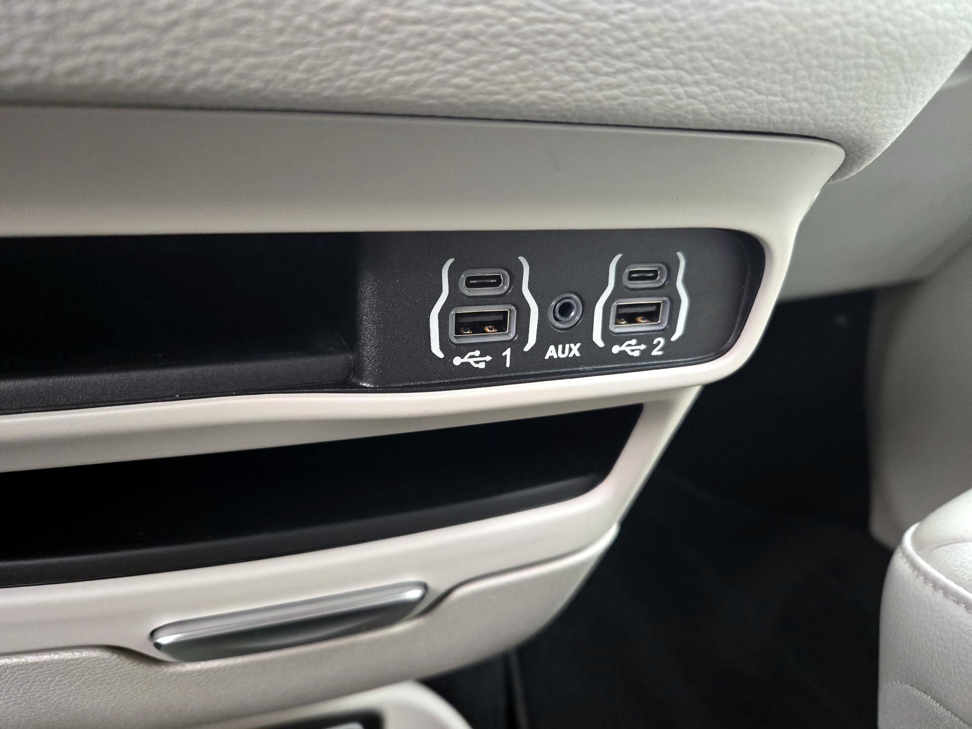 Thumbnail: 2021 Chrysler Pacifica - 19