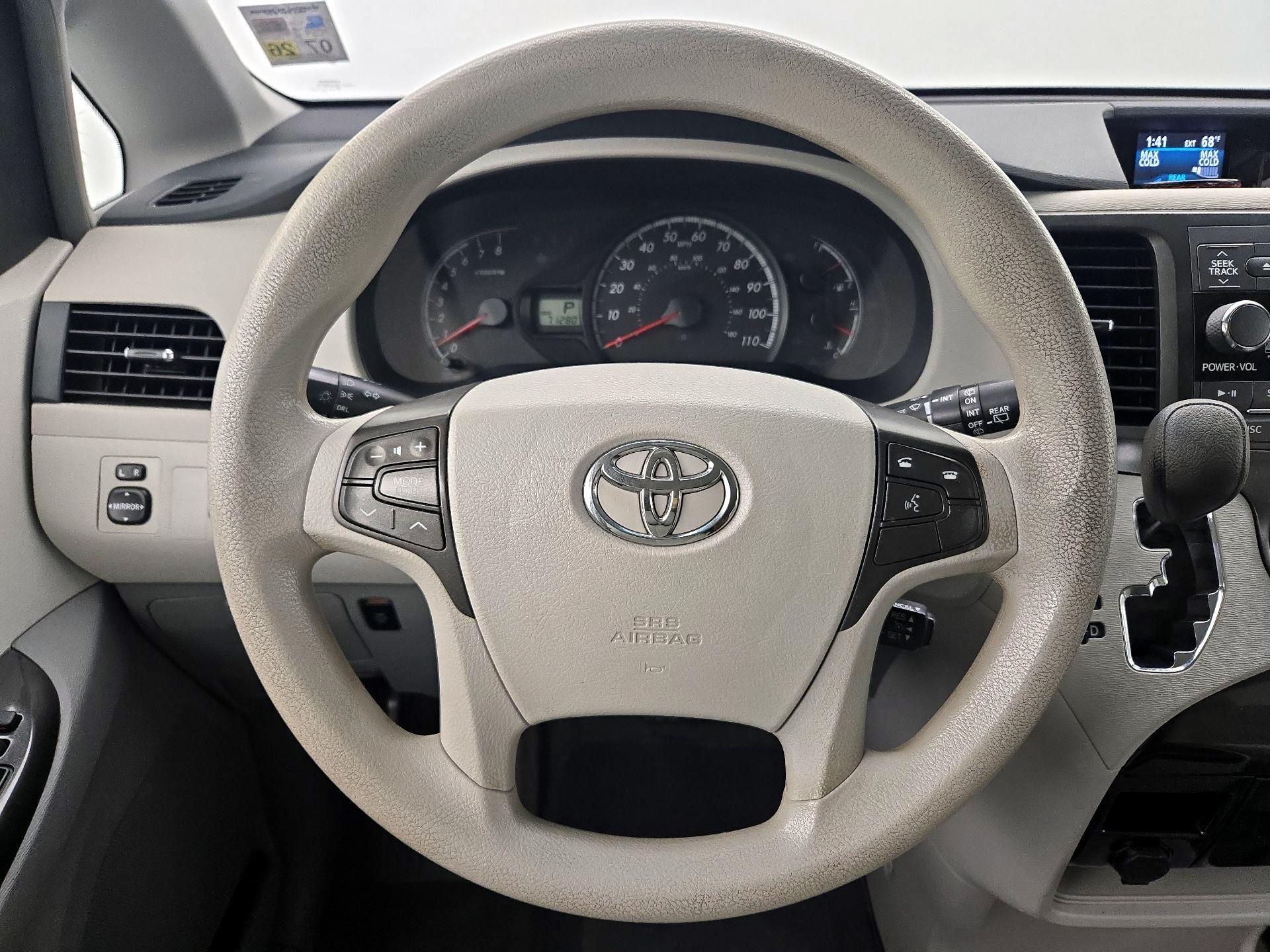 Thumbnail: 2014 Toyota Sienna - 10