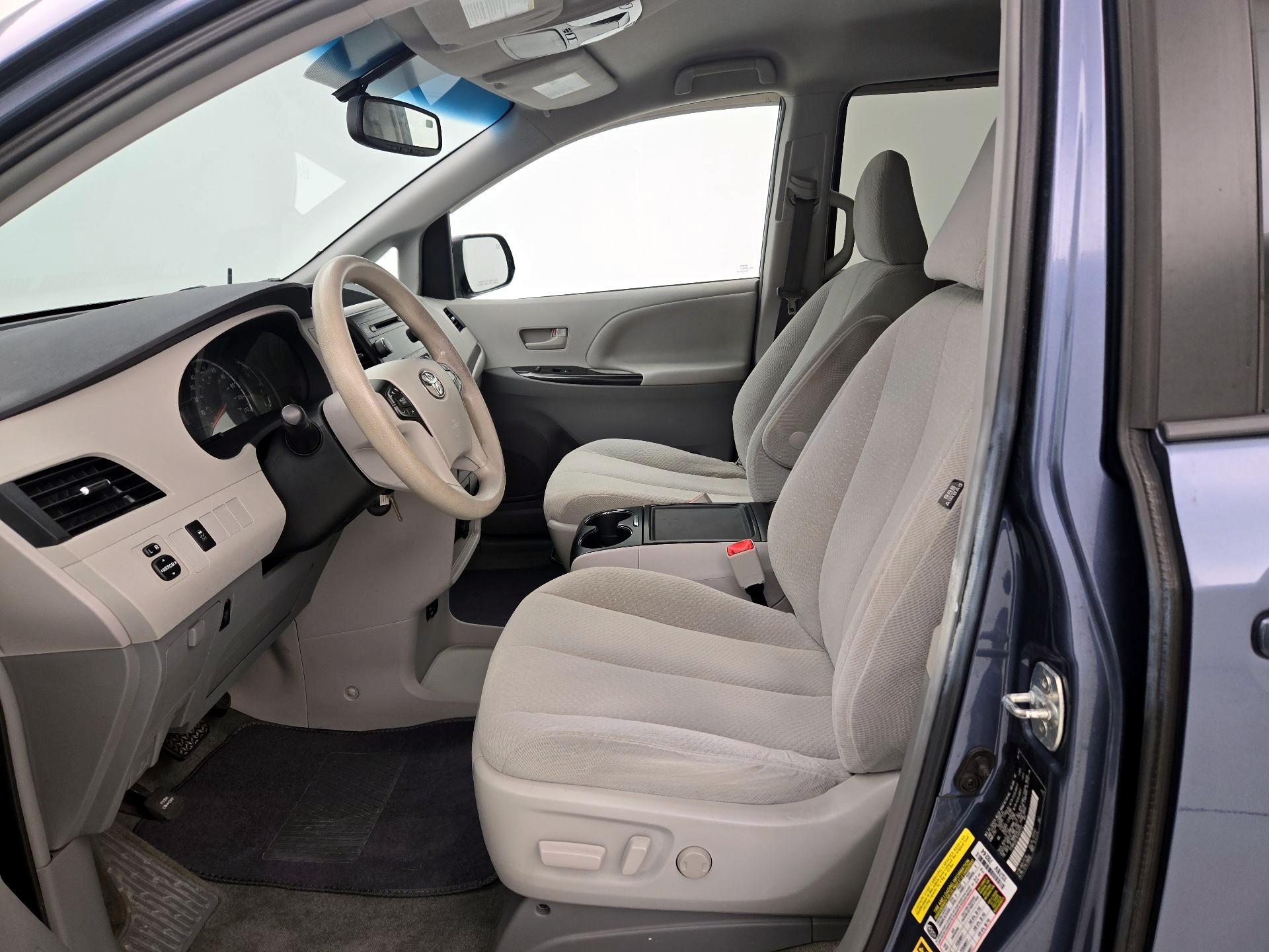 Thumbnail: 2014 Toyota Sienna - 11