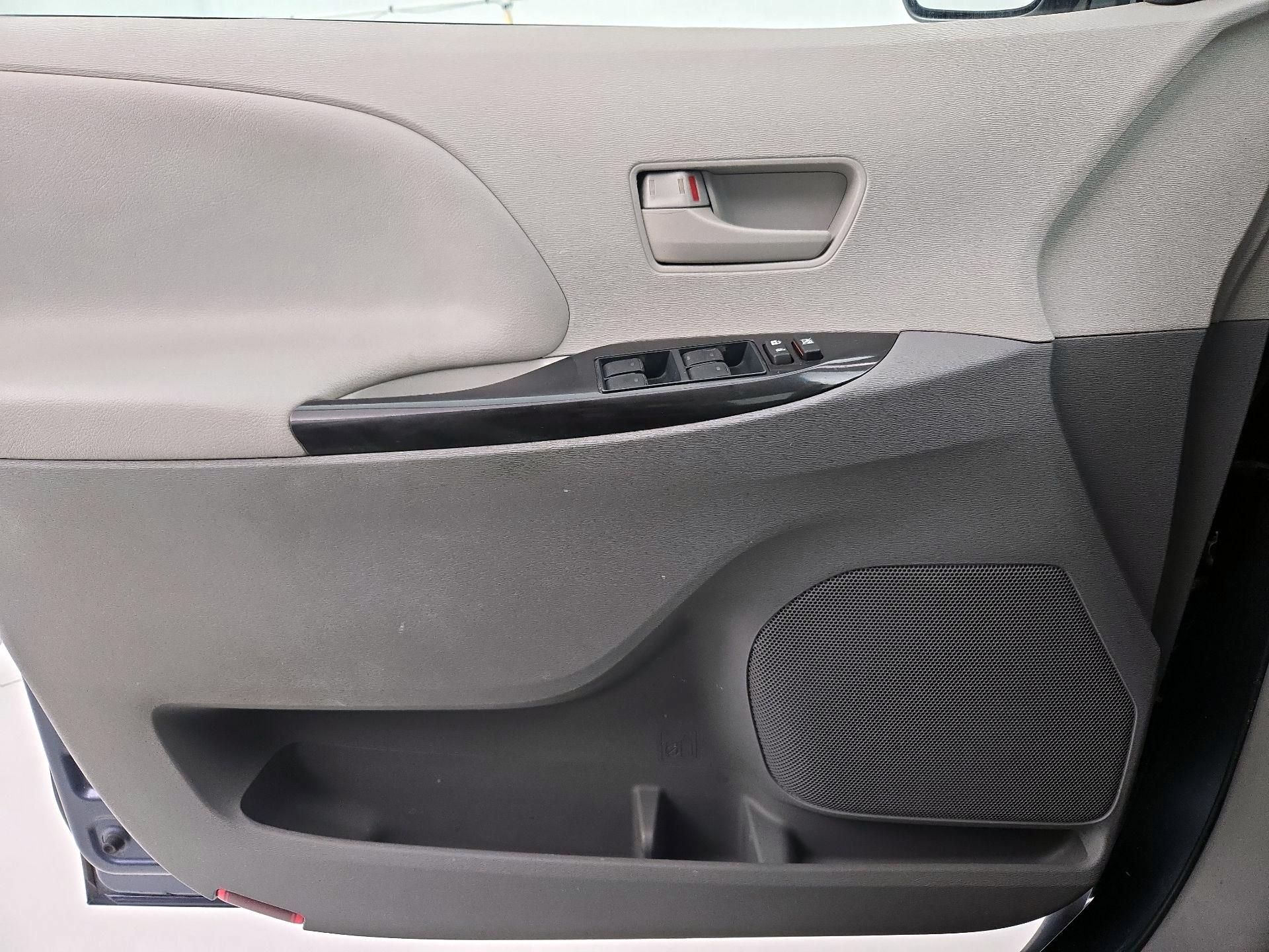 Thumbnail: 2014 Toyota Sienna - 12