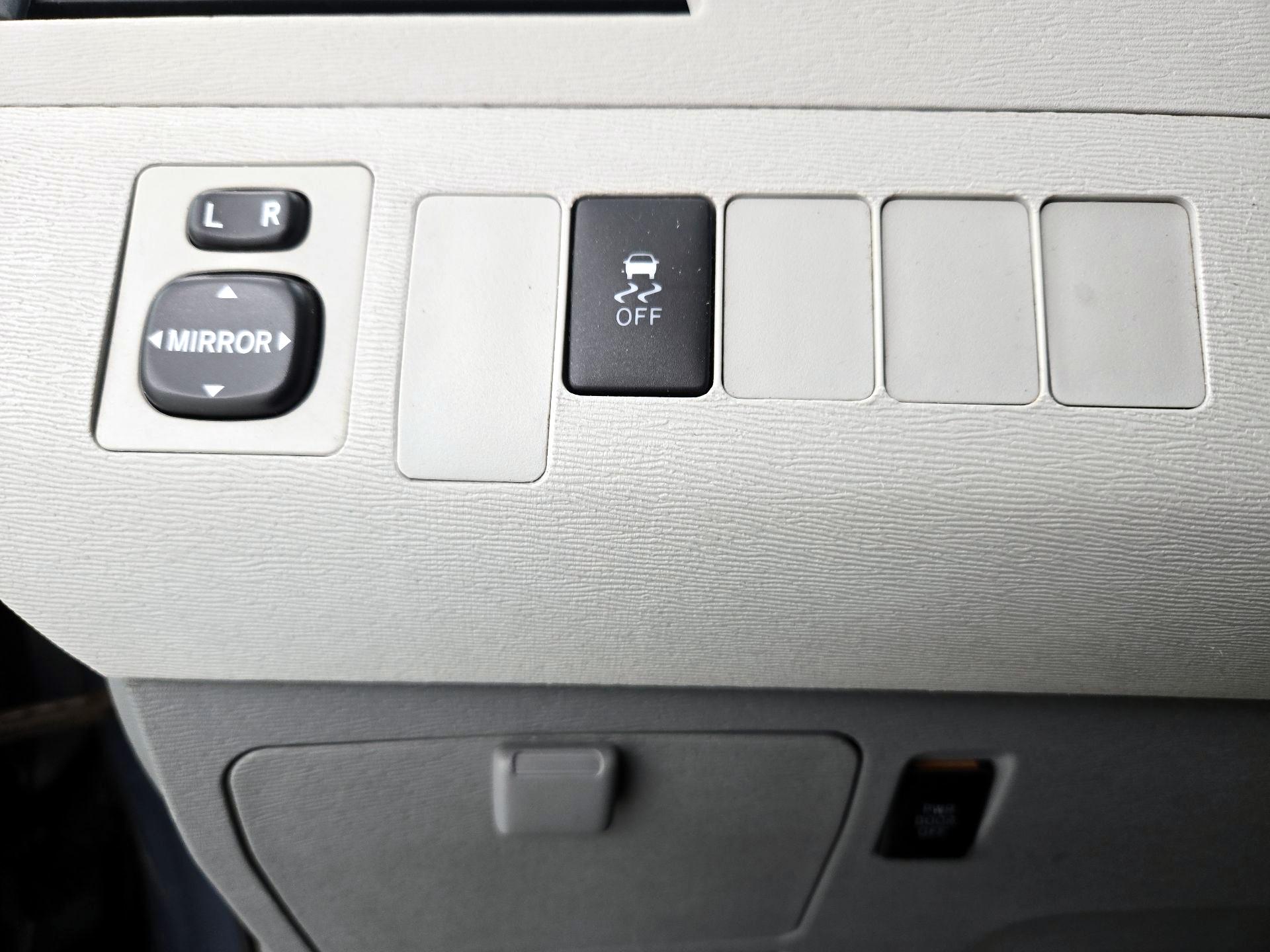 Thumbnail: 2014 Toyota Sienna - 13