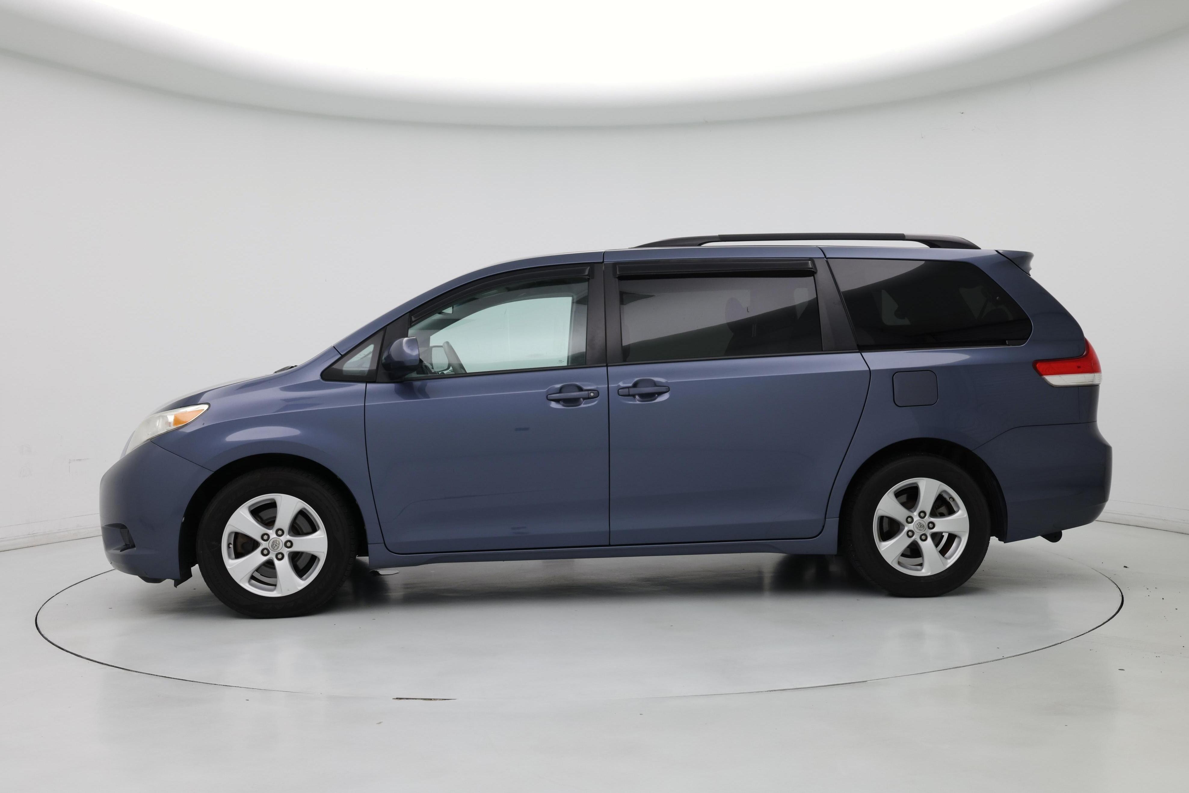 Thumbnail: 2014 Toyota Sienna - 3