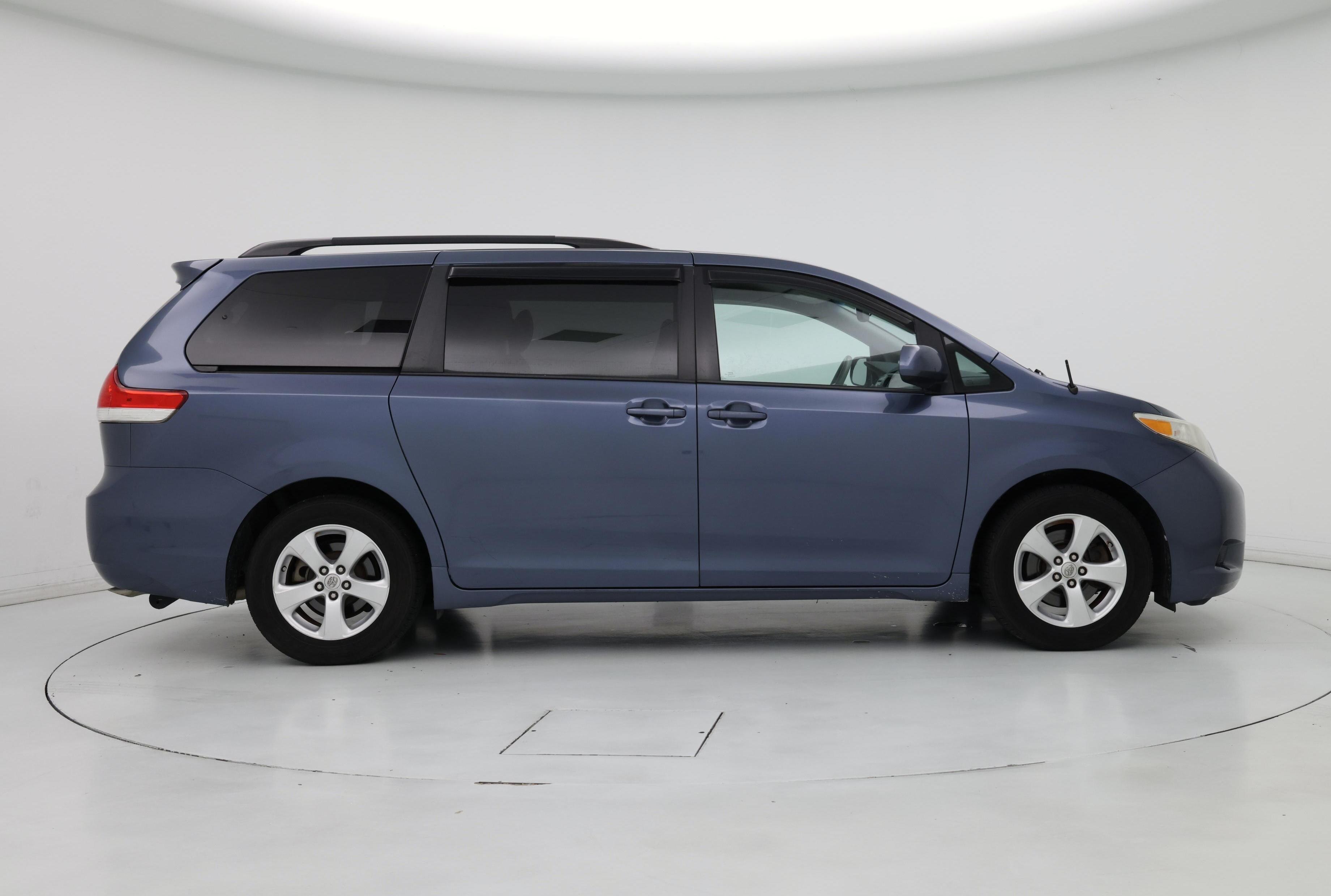Thumbnail: 2014 Toyota Sienna - 7
