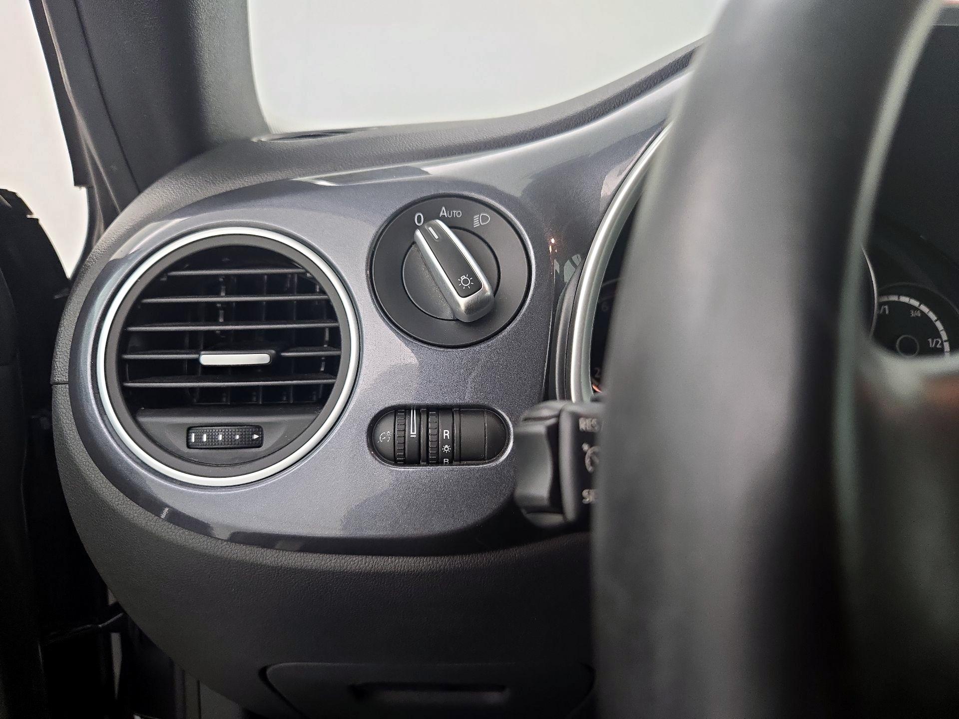 Thumbnail: 2016 Volkswagen Beetle - 13