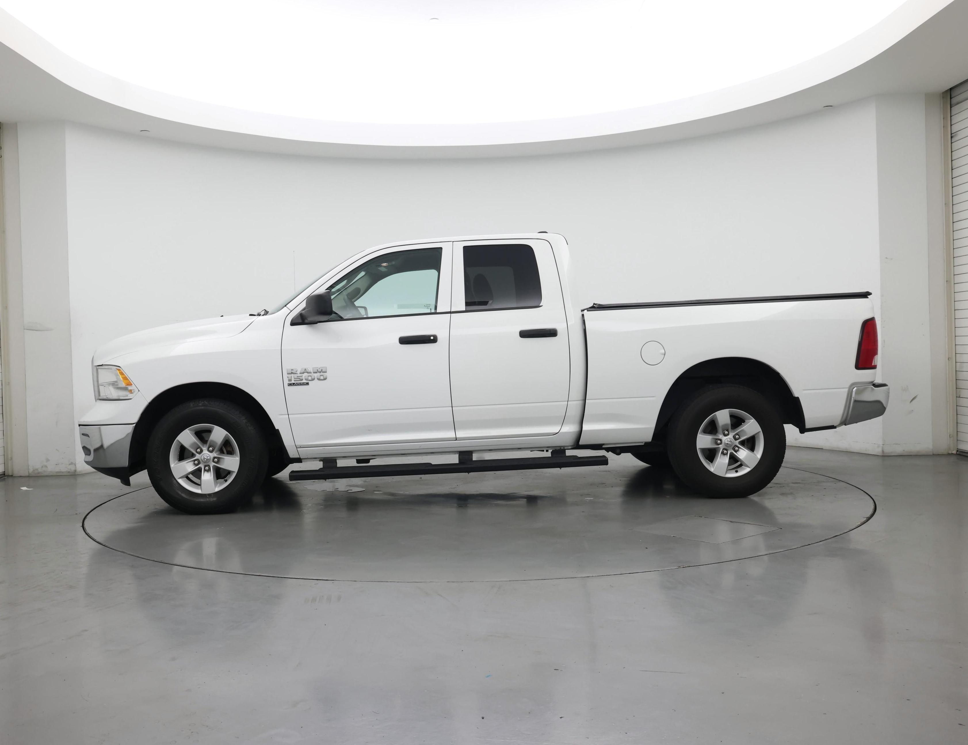 Thumbnail: 2019 RAM 1500 Classic - 3