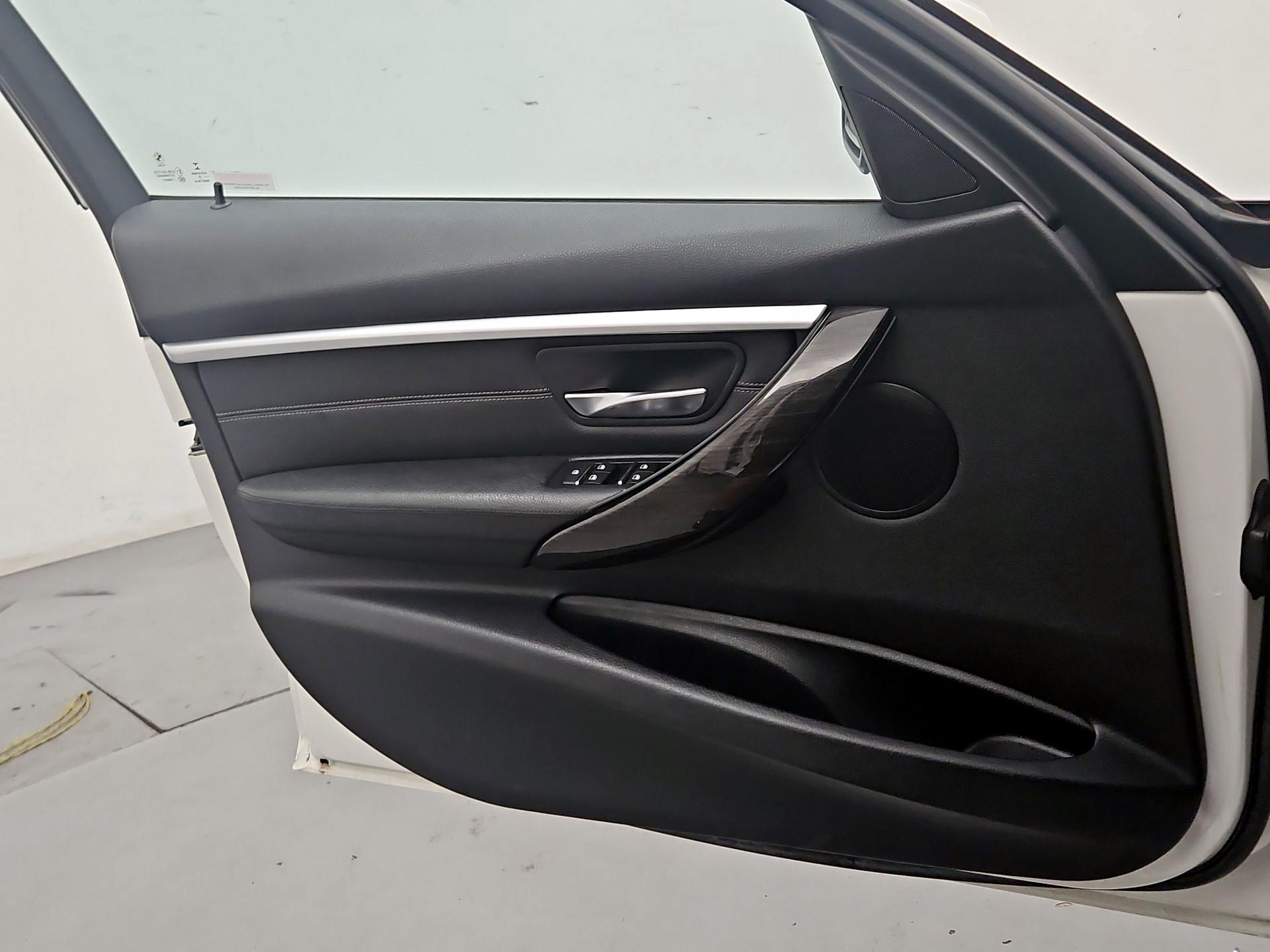 Thumbnail: 2016 BMW 3 Series - 12