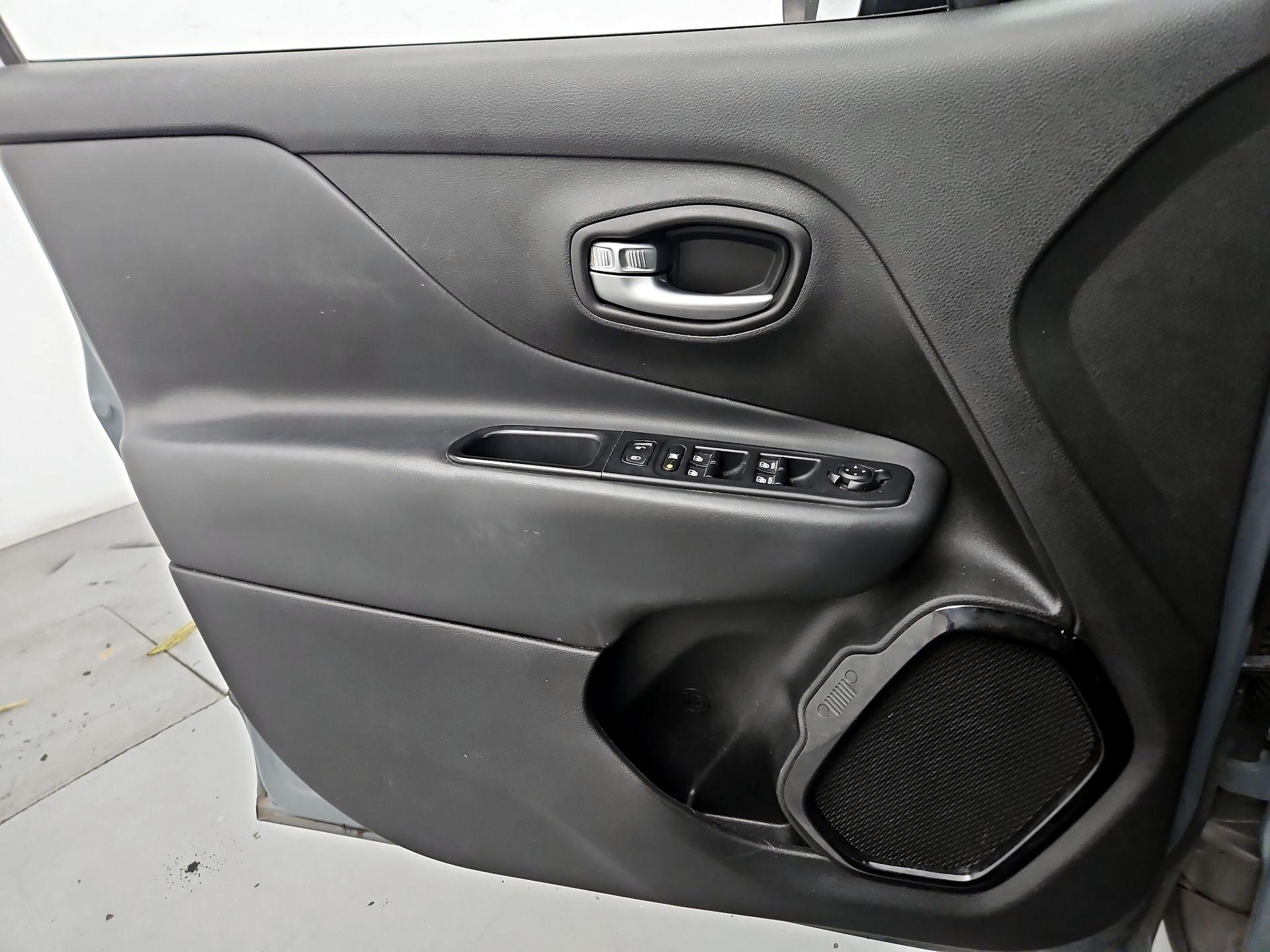 Thumbnail: 2018 Jeep Renegade - 12