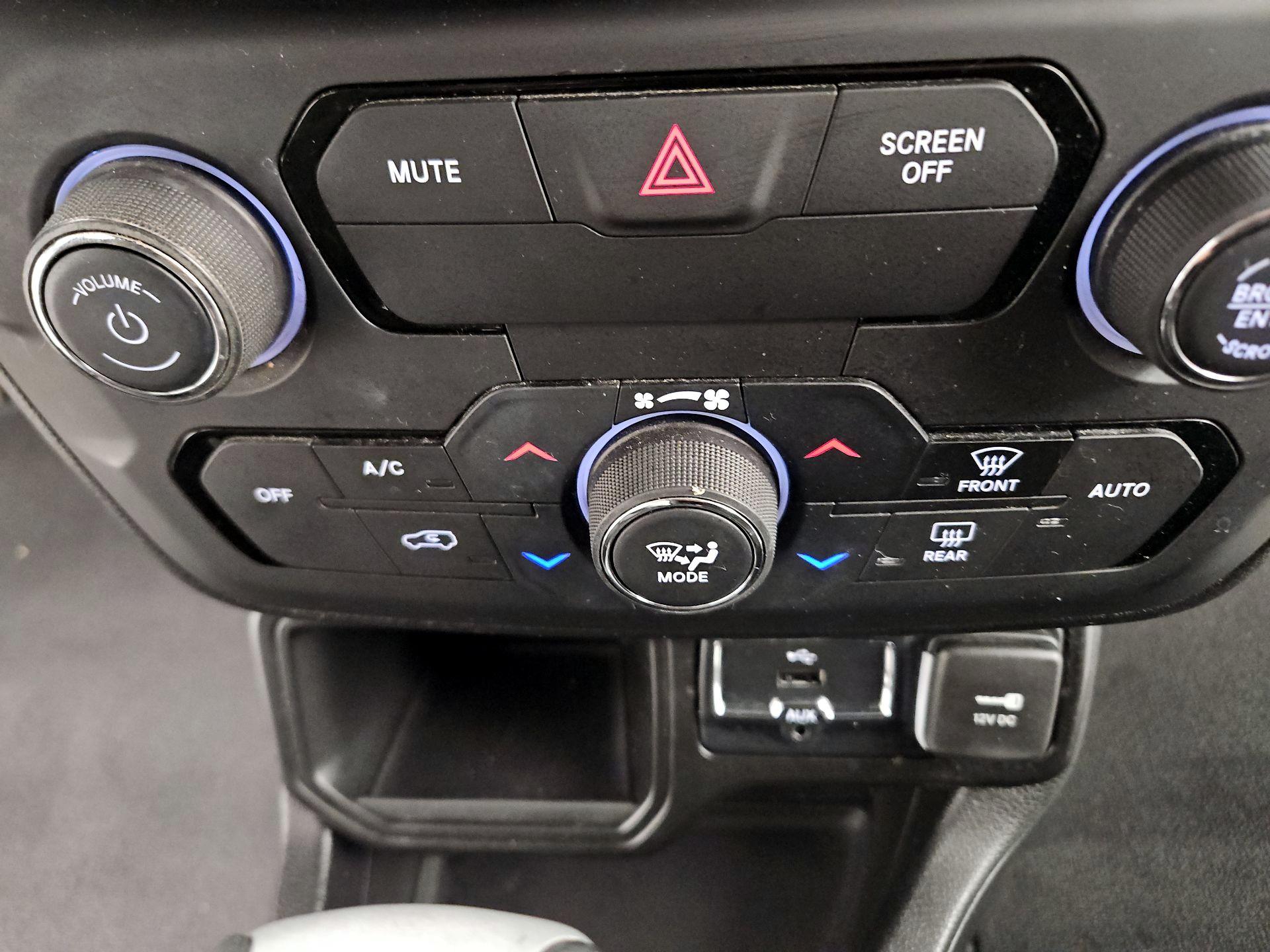 Thumbnail: 2018 Jeep Renegade - 16