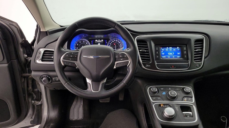 2016 Chrysler 200 Touring 10